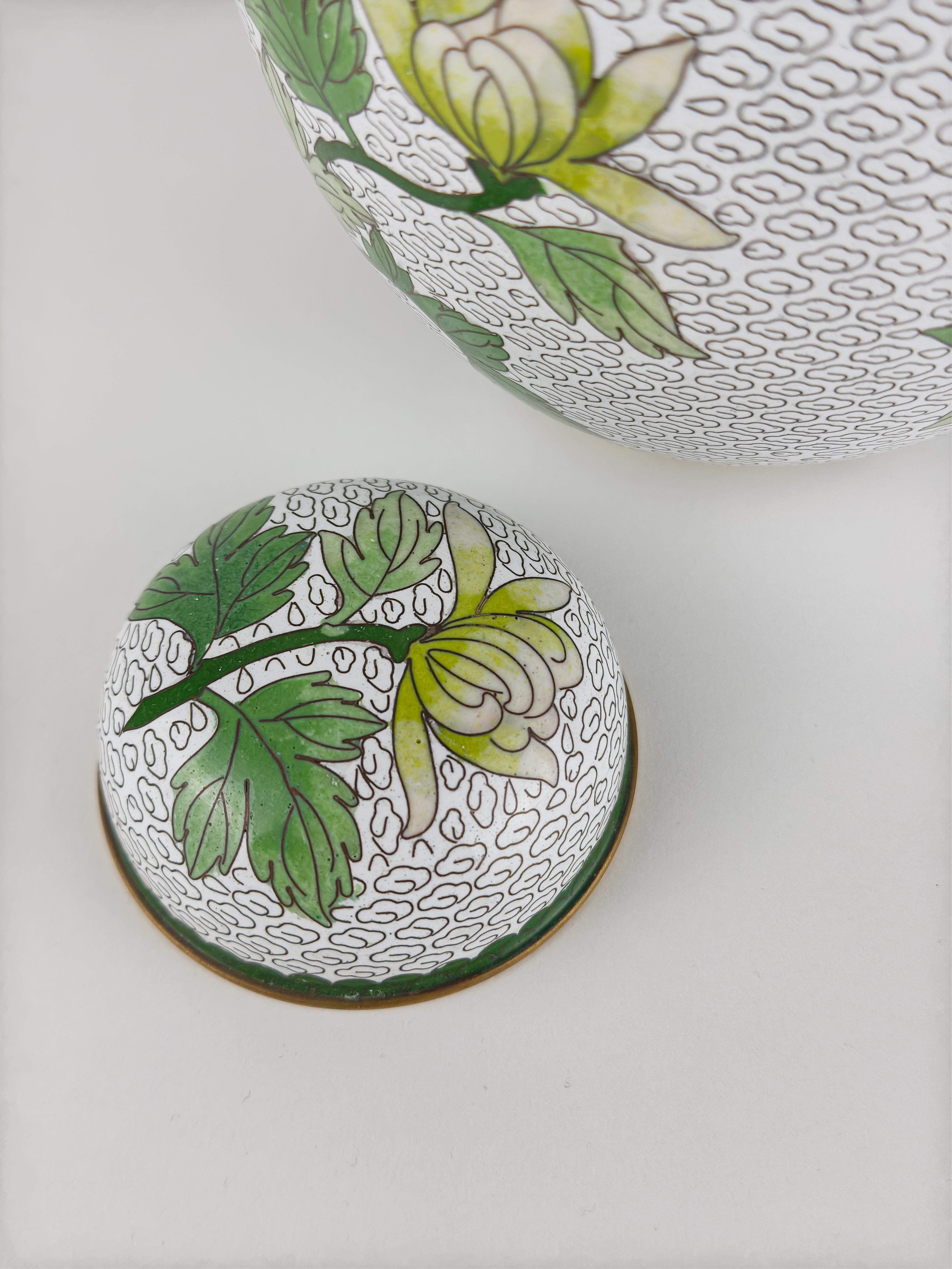 Qing Grande vaso di zenzero in cloisonne, bianco con crisantemi C.C. Cina anni '60 in vendita