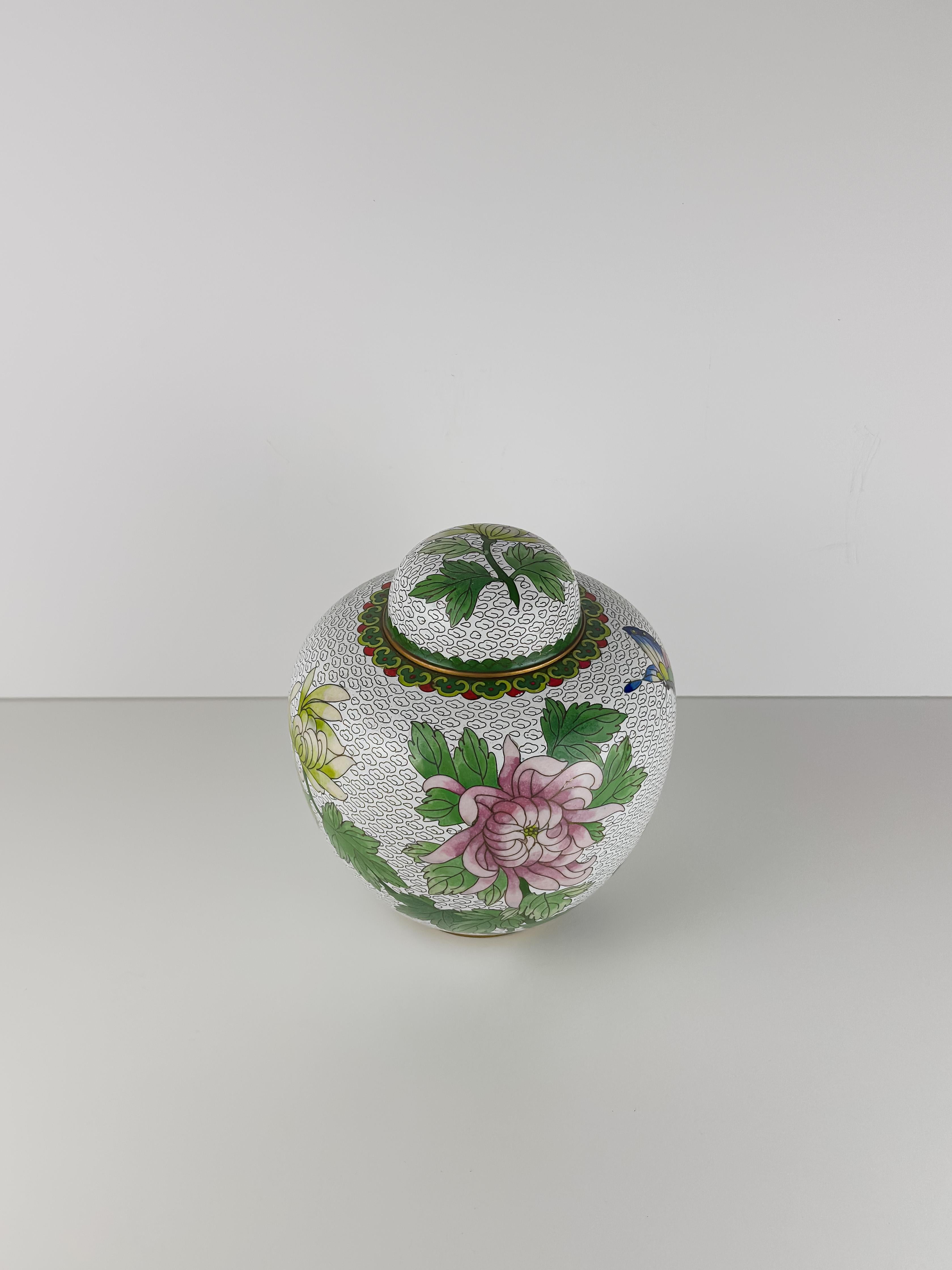 Cinese Grande vaso di zenzero in cloisonne, bianco con crisantemi C.C. Cina anni '60 in vendita