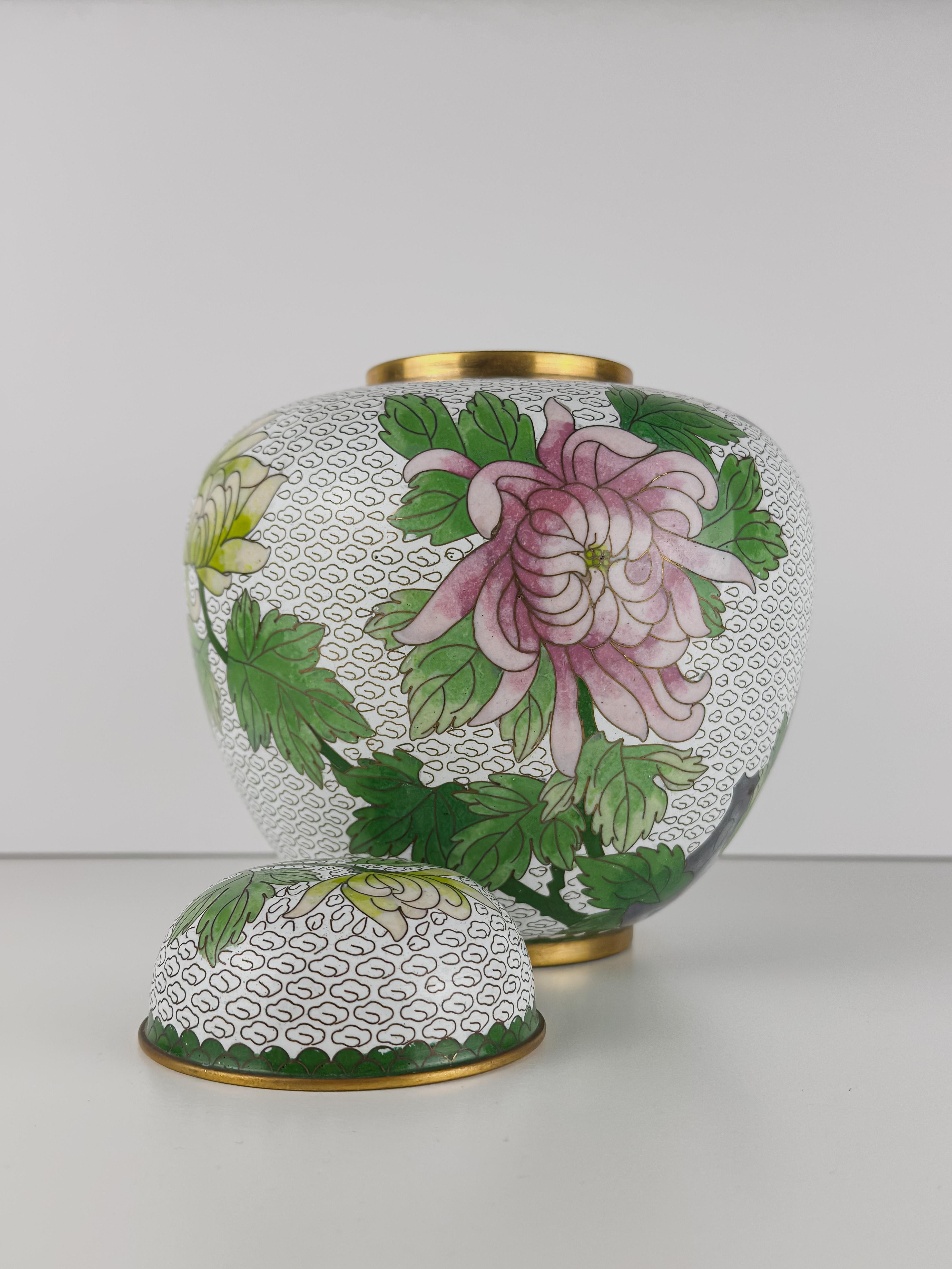 Smaltato Grande vaso di zenzero in cloisonne, bianco con crisantemi C.C. Cina anni '60 in vendita