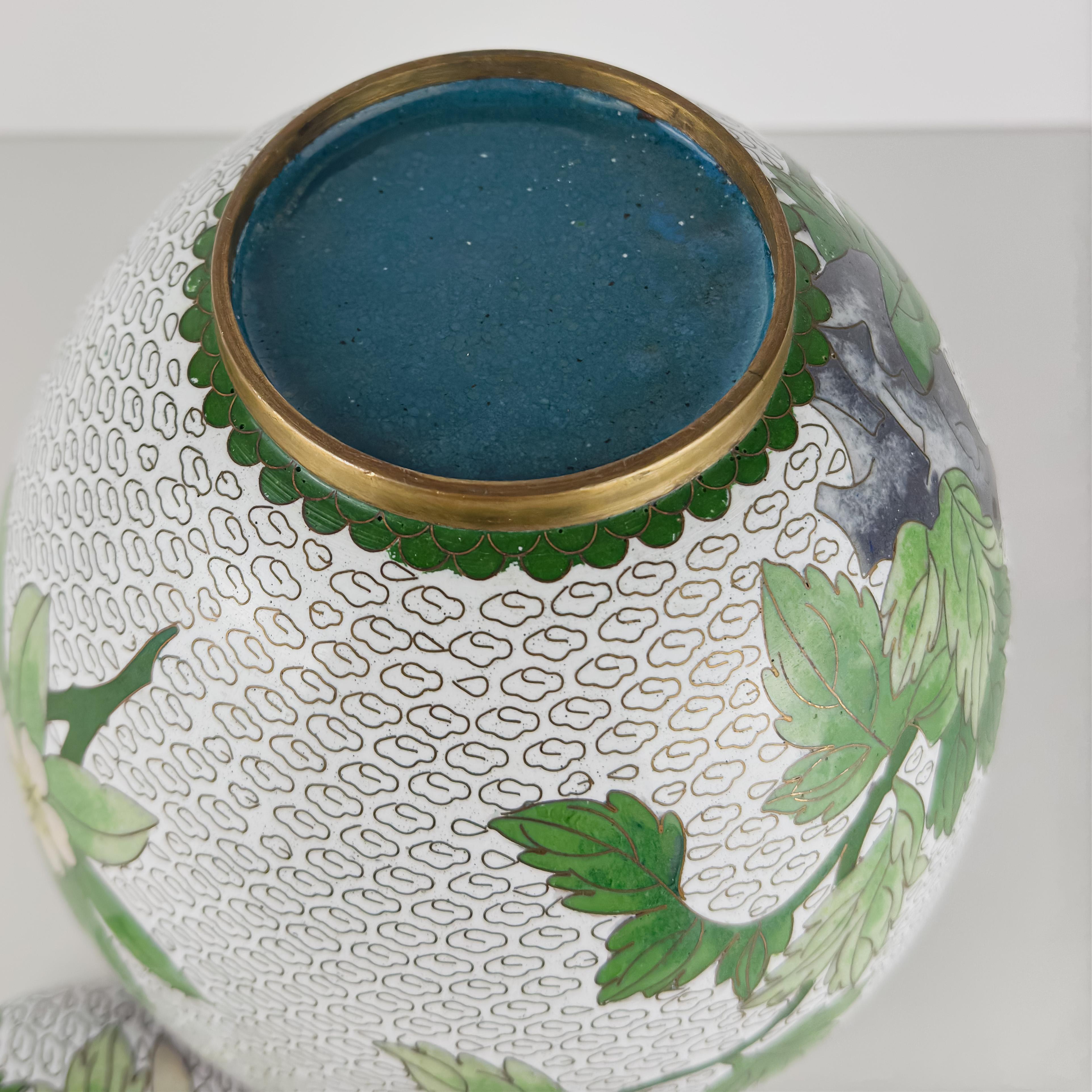 Grande vaso di zenzero in cloisonne, bianco con crisantemi C.C. Cina anni '60 In condizioni buone in vendita a Glasgow, GB