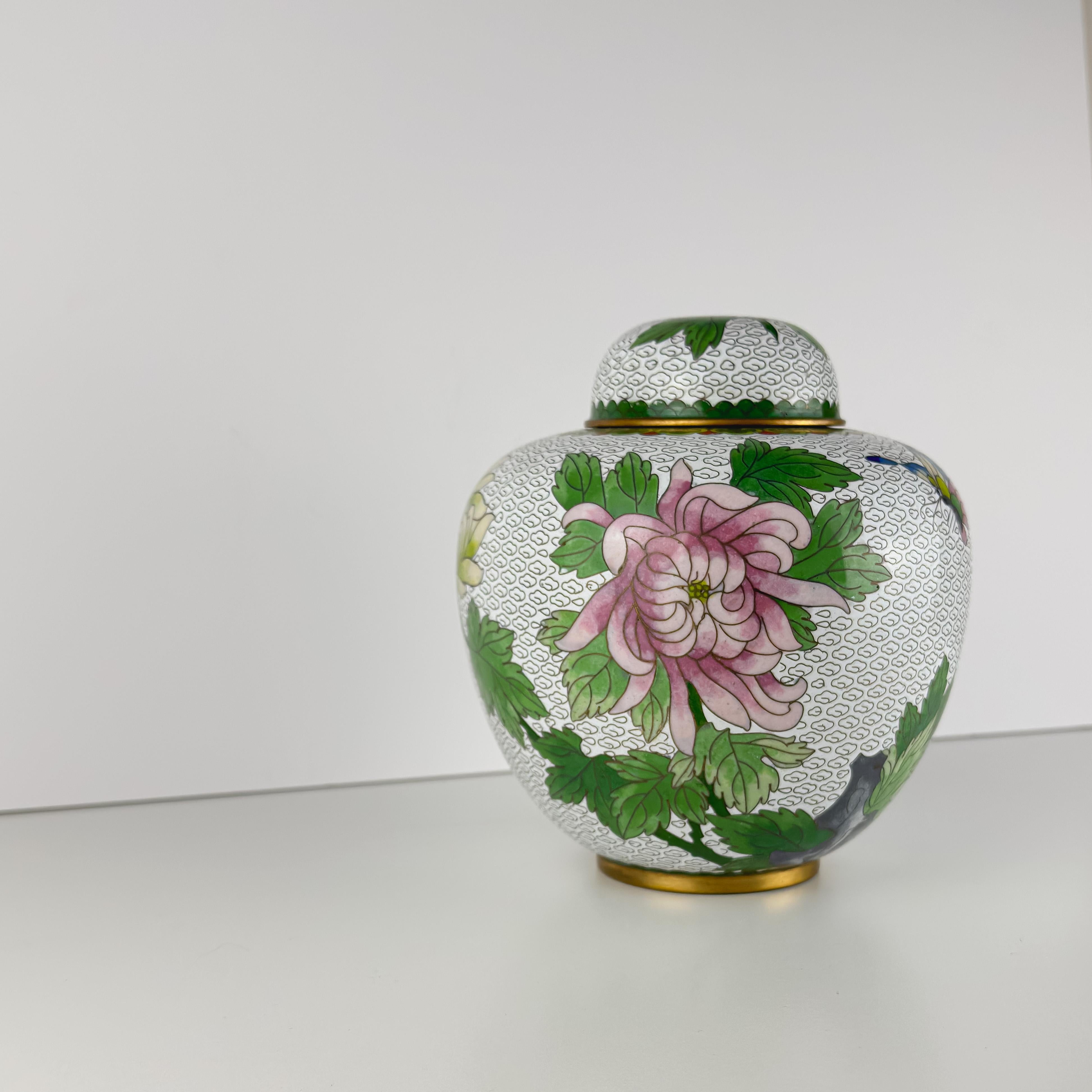 XX secolo Grande vaso di zenzero in cloisonne, bianco con crisantemi C.C. Cina anni '60 in vendita