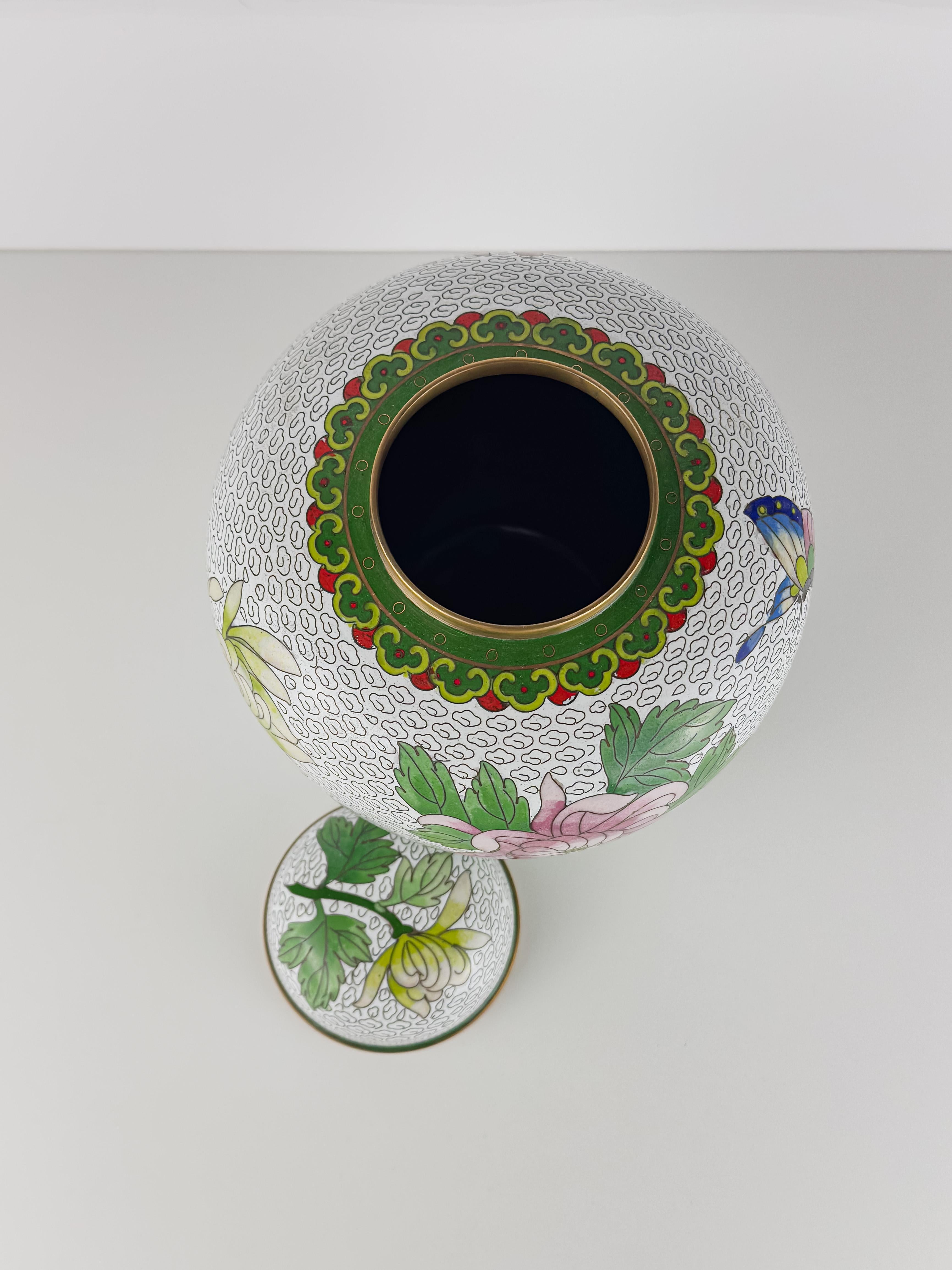 Ottone Grande vaso di zenzero in cloisonne, bianco con crisantemi C.C. Cina anni '60 in vendita