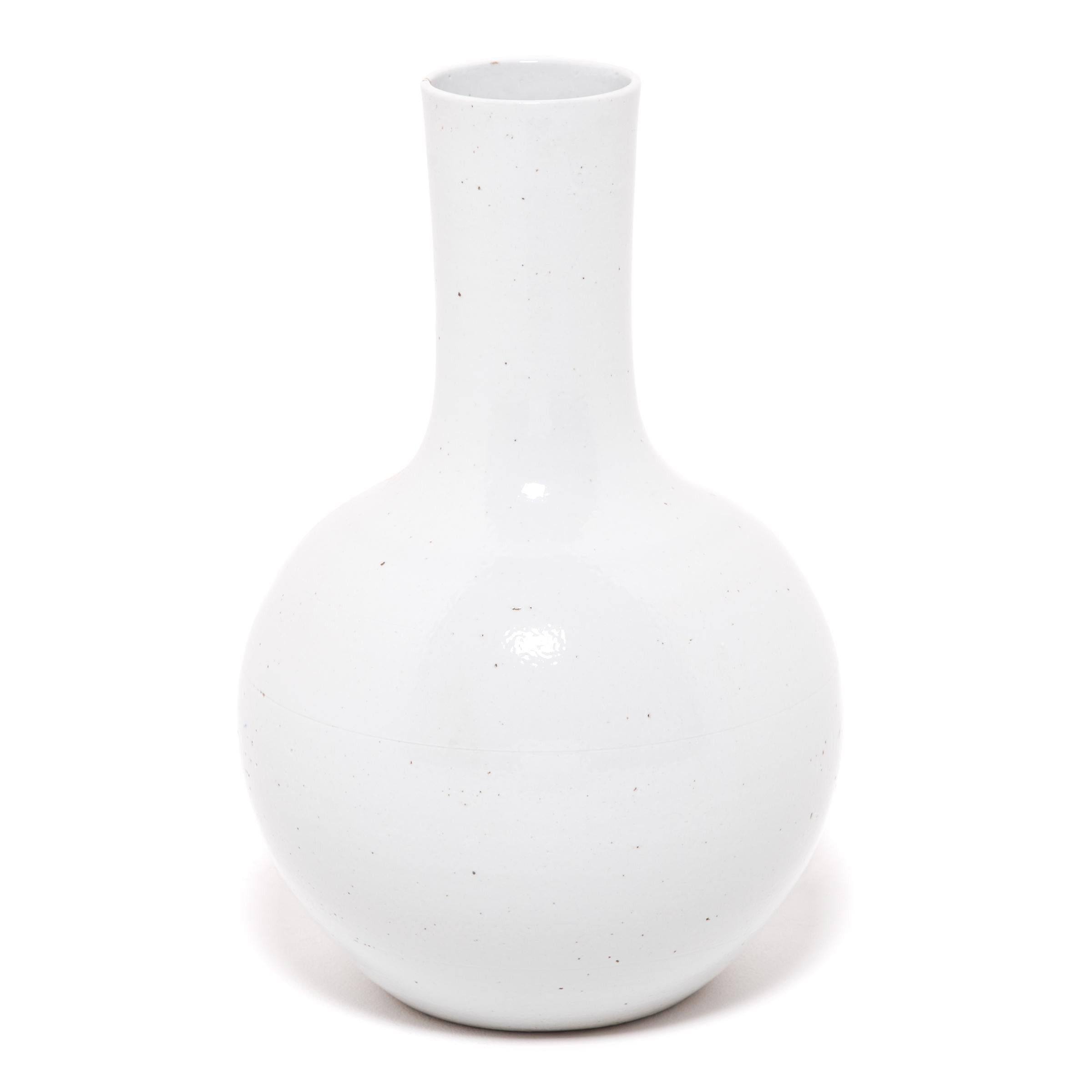 Chinois Grand vase col de cygne blanc nuageux en vente