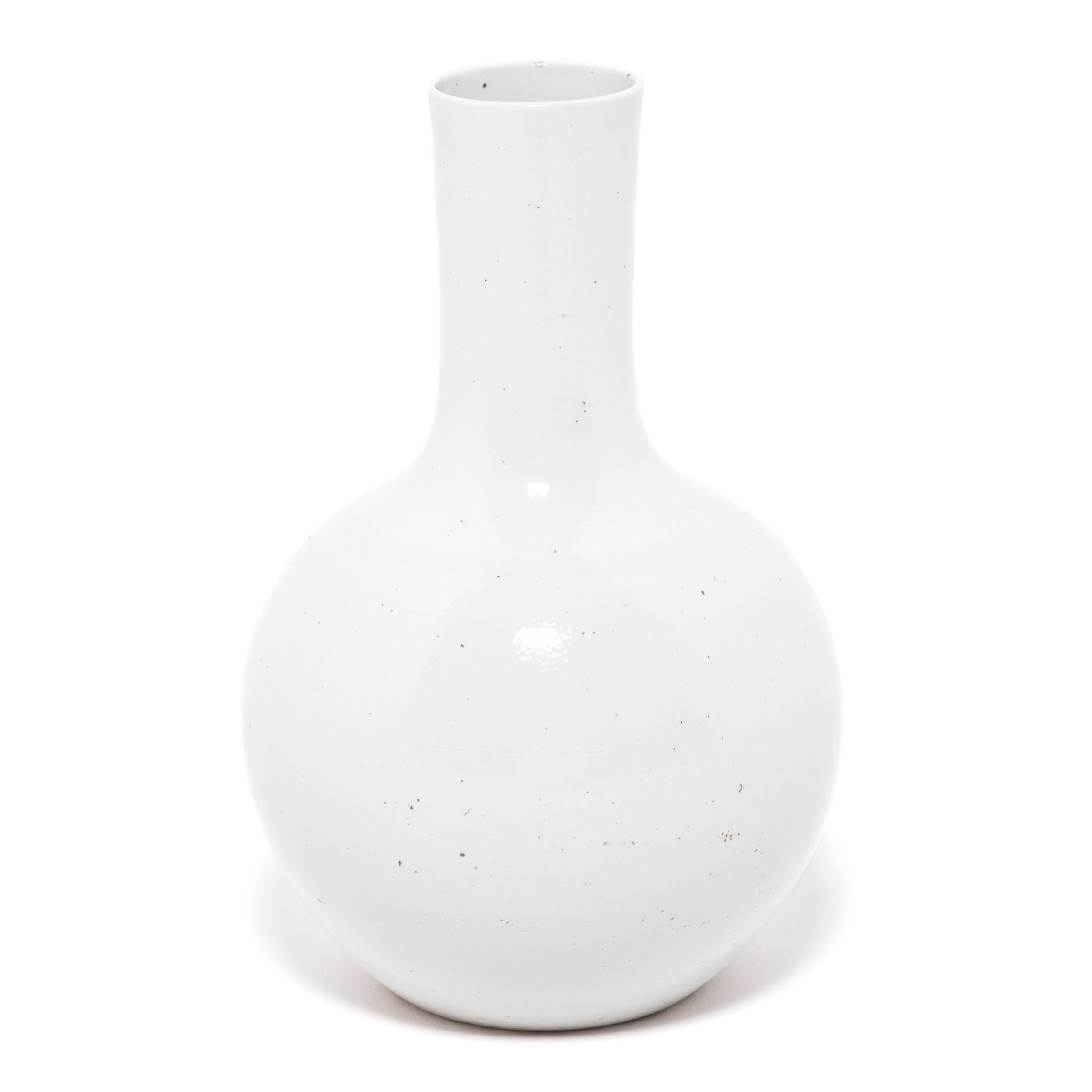 Vernissé Grand vase col de cygne blanc nuageux en vente