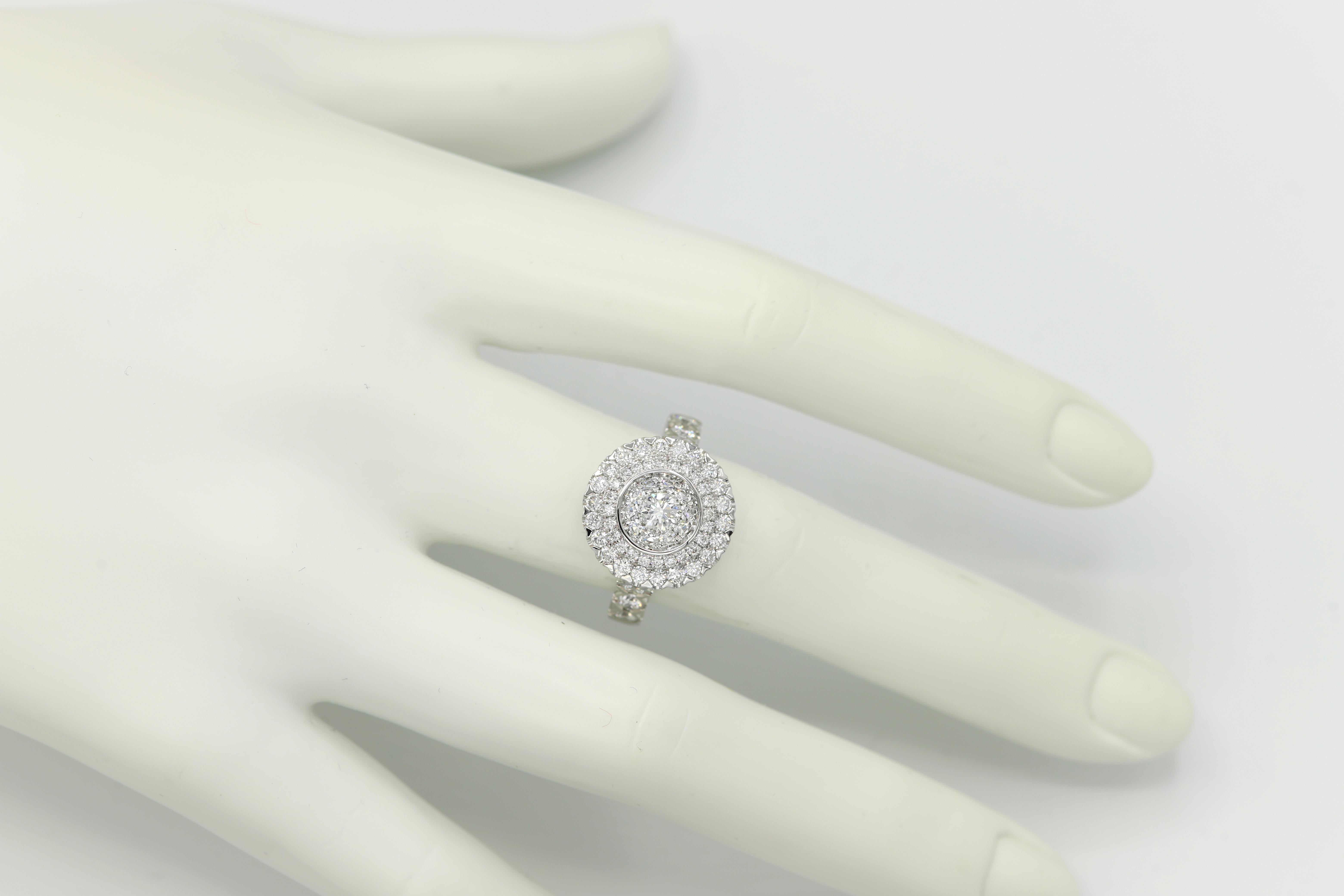 Taille ronde Bague à grande grappe de diamants en or blanc 18 carats avec cercle rond en forme de diamant en vente