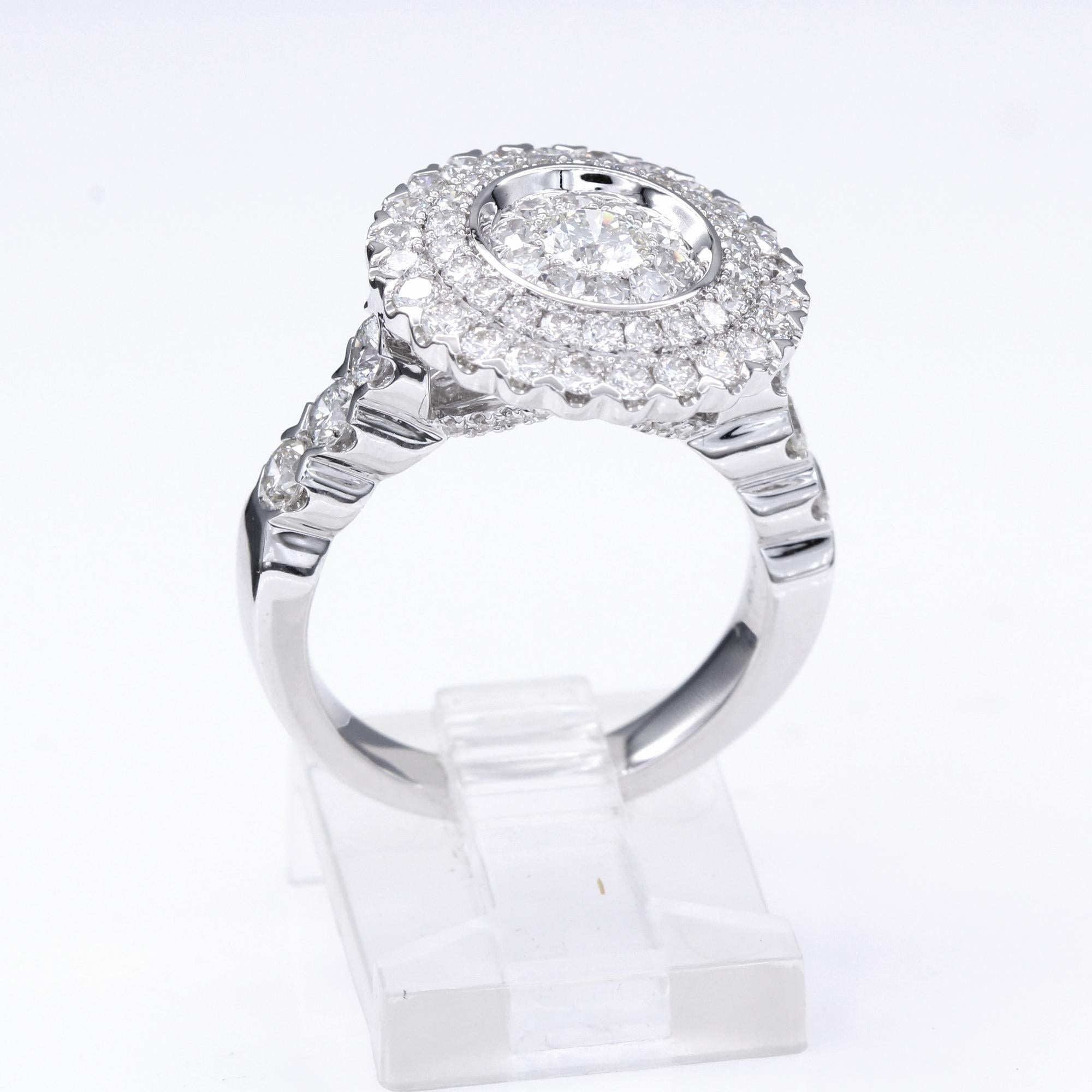 Bague à grande grappe de diamants en or blanc 18 carats avec cercle rond en forme de diamant Neuf - En vente à Brooklyn, NY