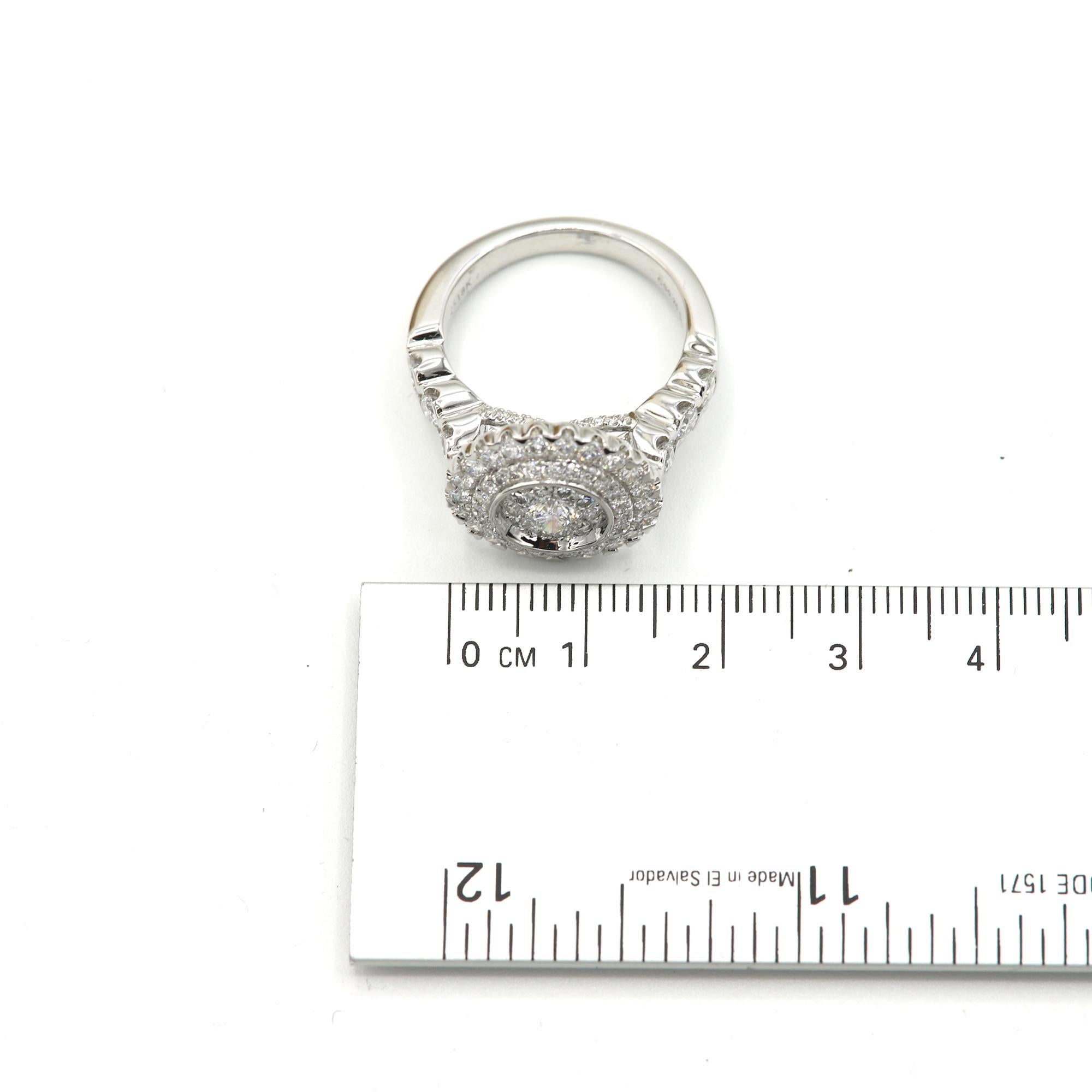 Bague à grande grappe de diamants en or blanc 18 carats avec cercle rond en forme de diamant Pour femmes en vente