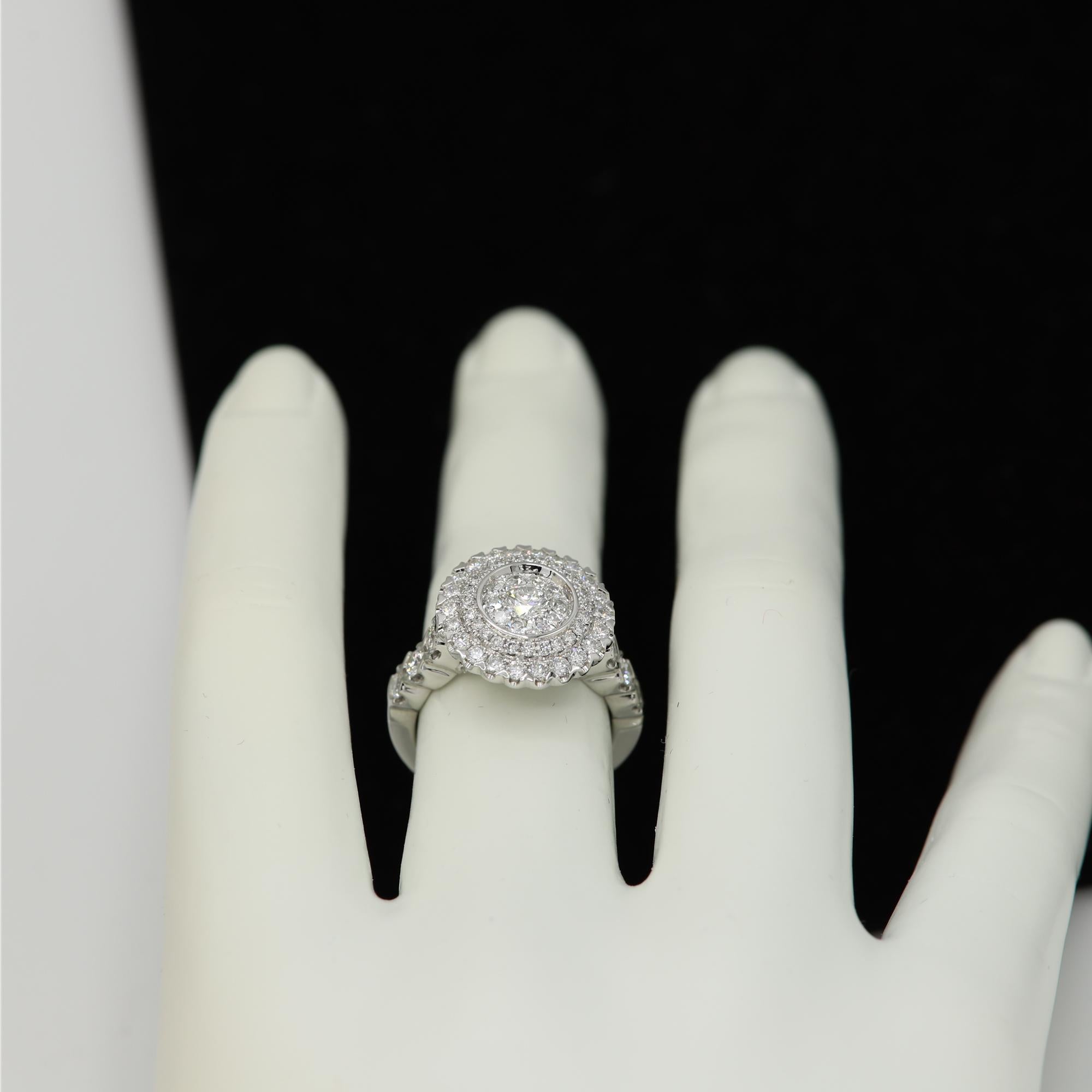 Bague à grande grappe de diamants en or blanc 18 carats avec cercle rond en forme de diamant en vente 1