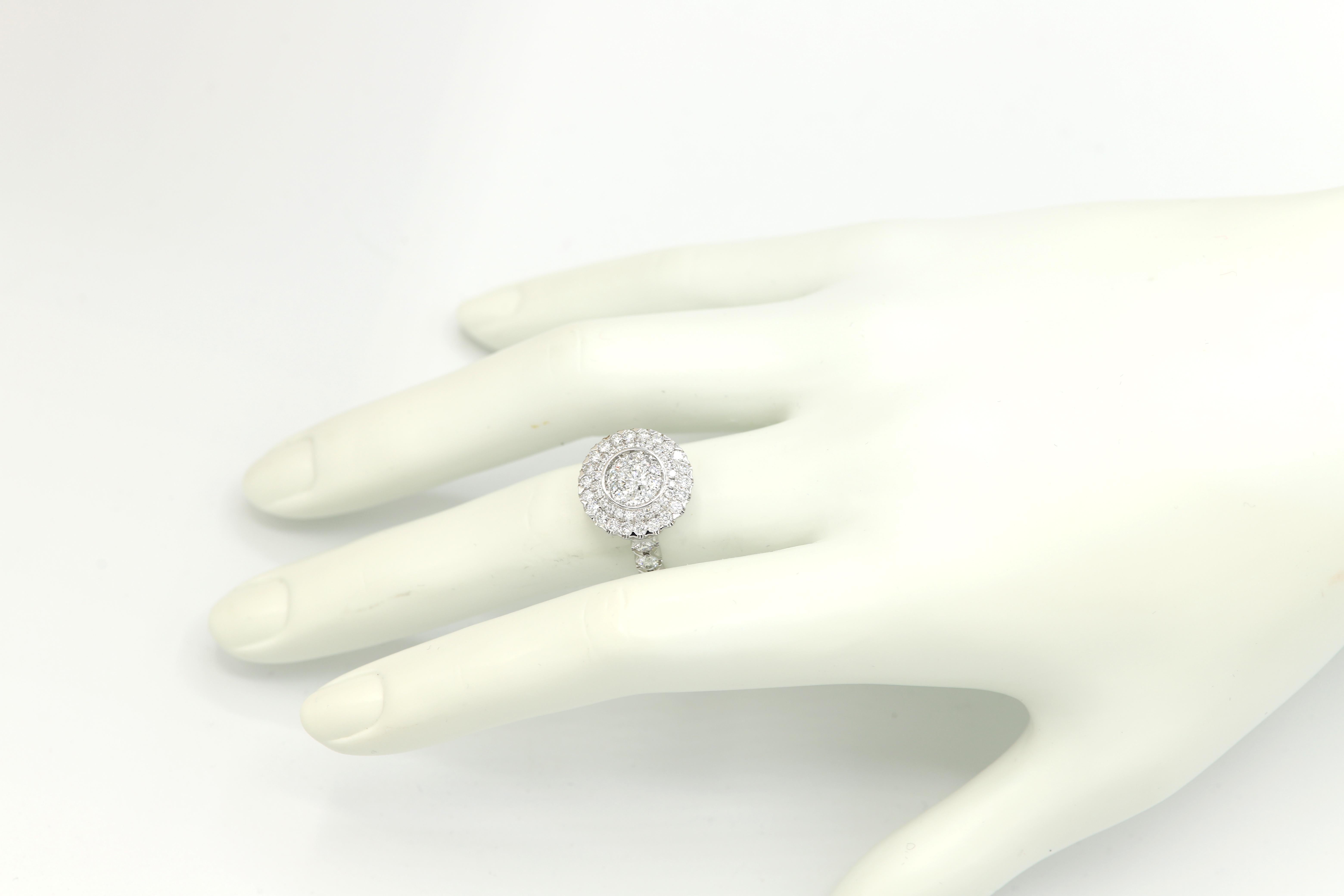 Bague à grande grappe de diamants en or blanc 18 carats avec cercle rond en forme de diamant en vente 3
