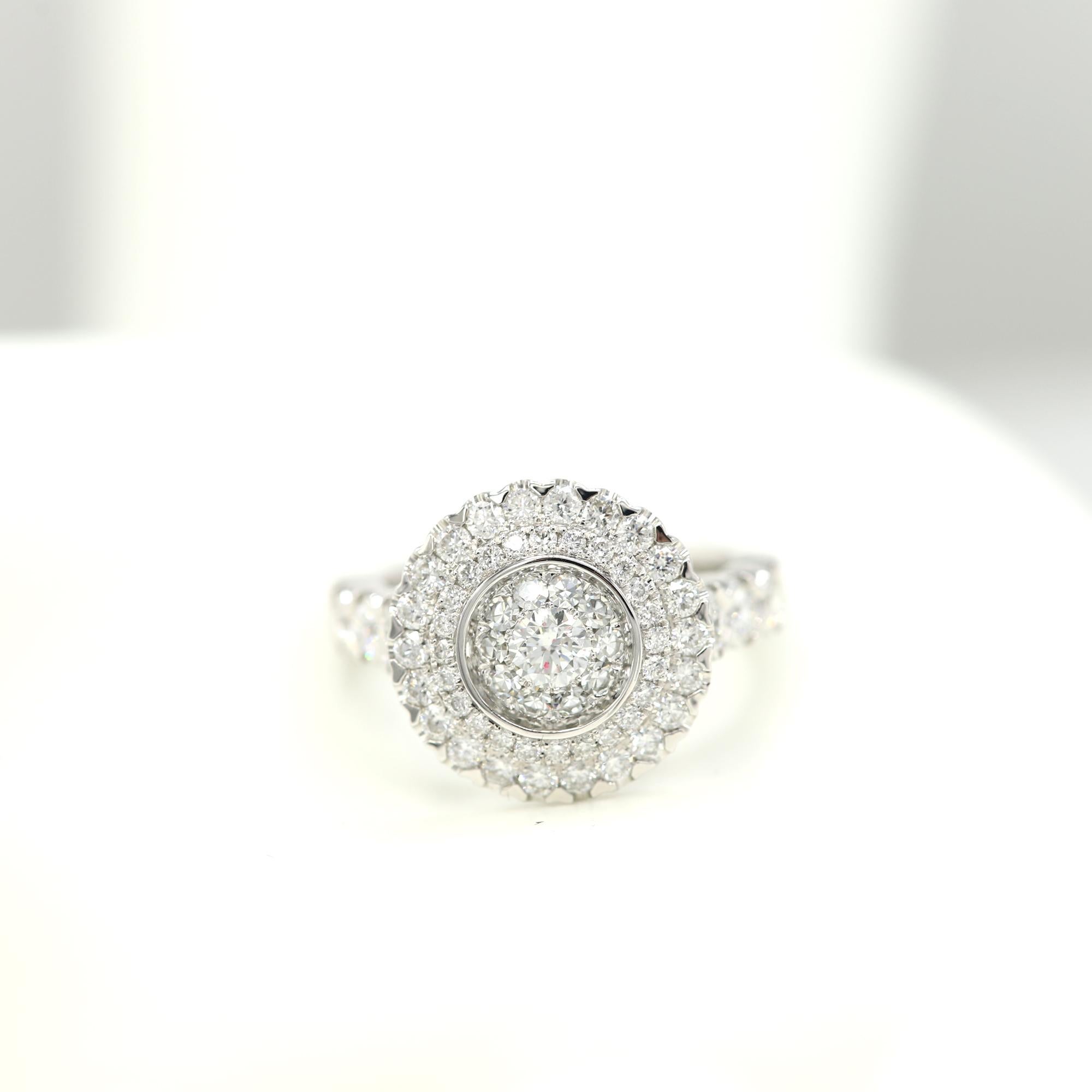 Bague à grande grappe de diamants en or blanc 18 carats avec cercle rond en forme de diamant en vente 4