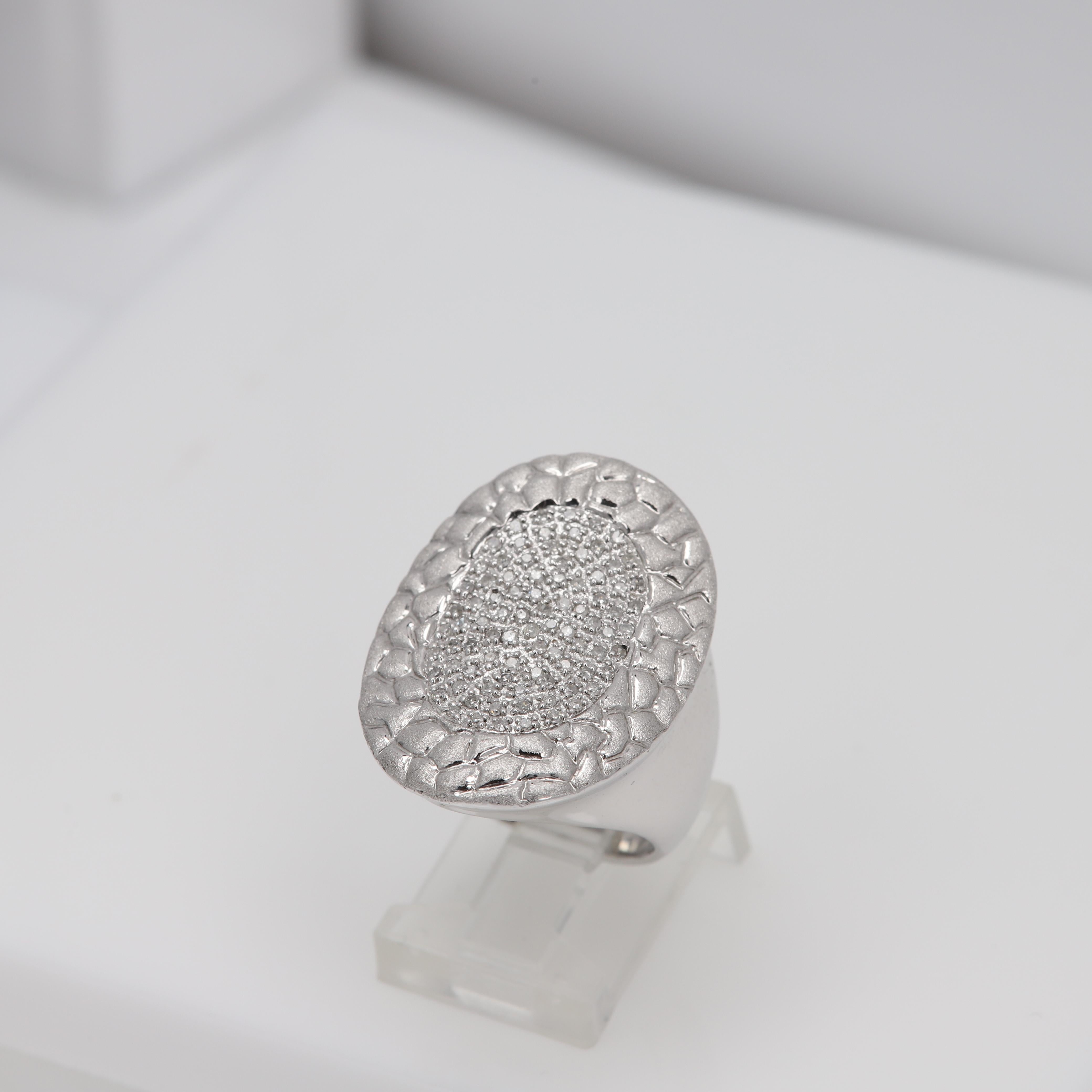 Anillo de racimo grande
Plata de ley 925 
con diamantes naturales
Racimo Tamaño del área de diseño aprox. 27 x 21
Diamantes naturales aprox. 0,38 quilates 
Peso  11.4 gramos
Dedo tamaño 7

(oro sr51176-1)