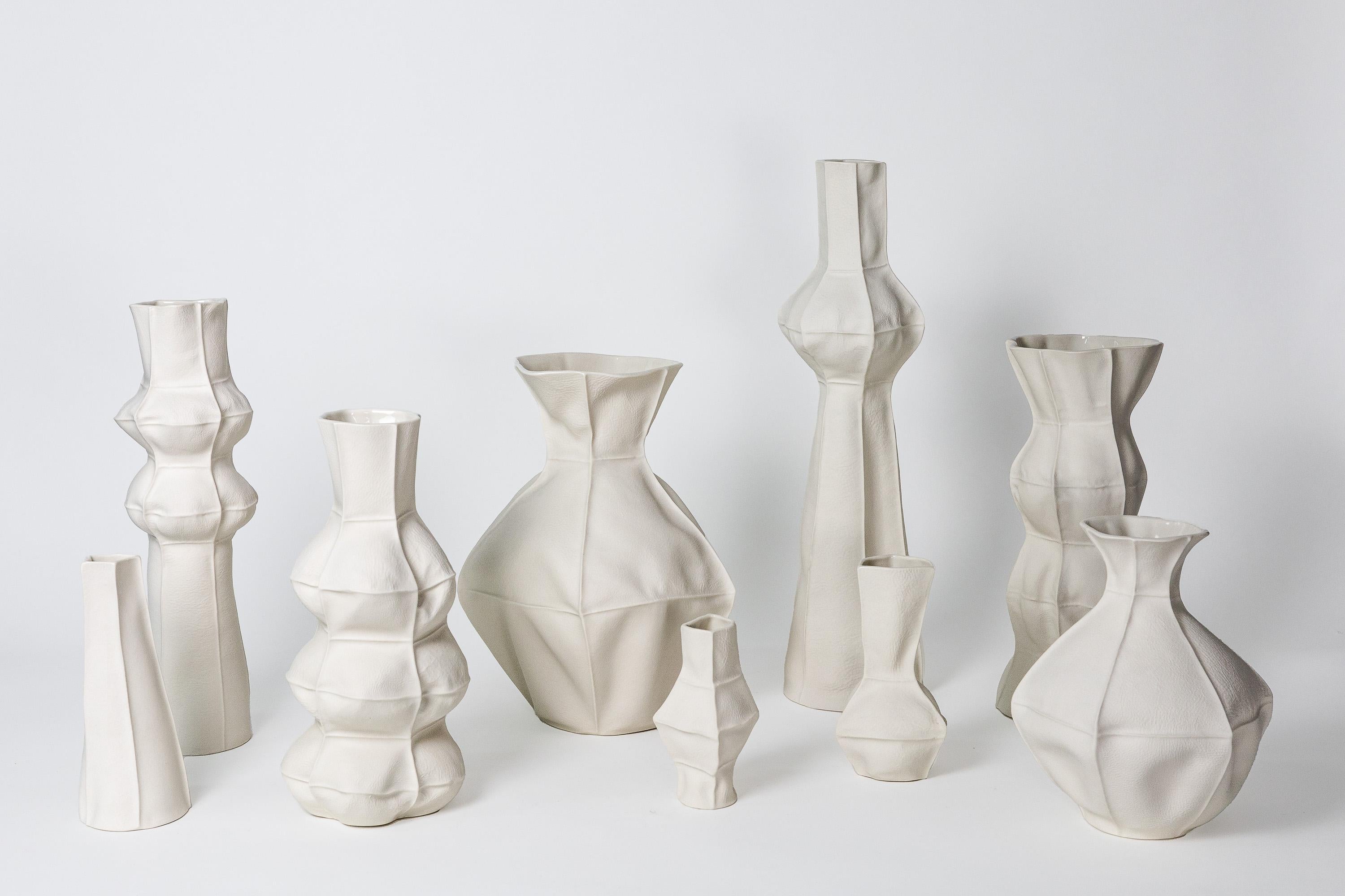 Moderno Grande gruppo di vasi organici in ceramica Kawa Vase, set di 9, di Luft Tanaka, porcellana in vendita