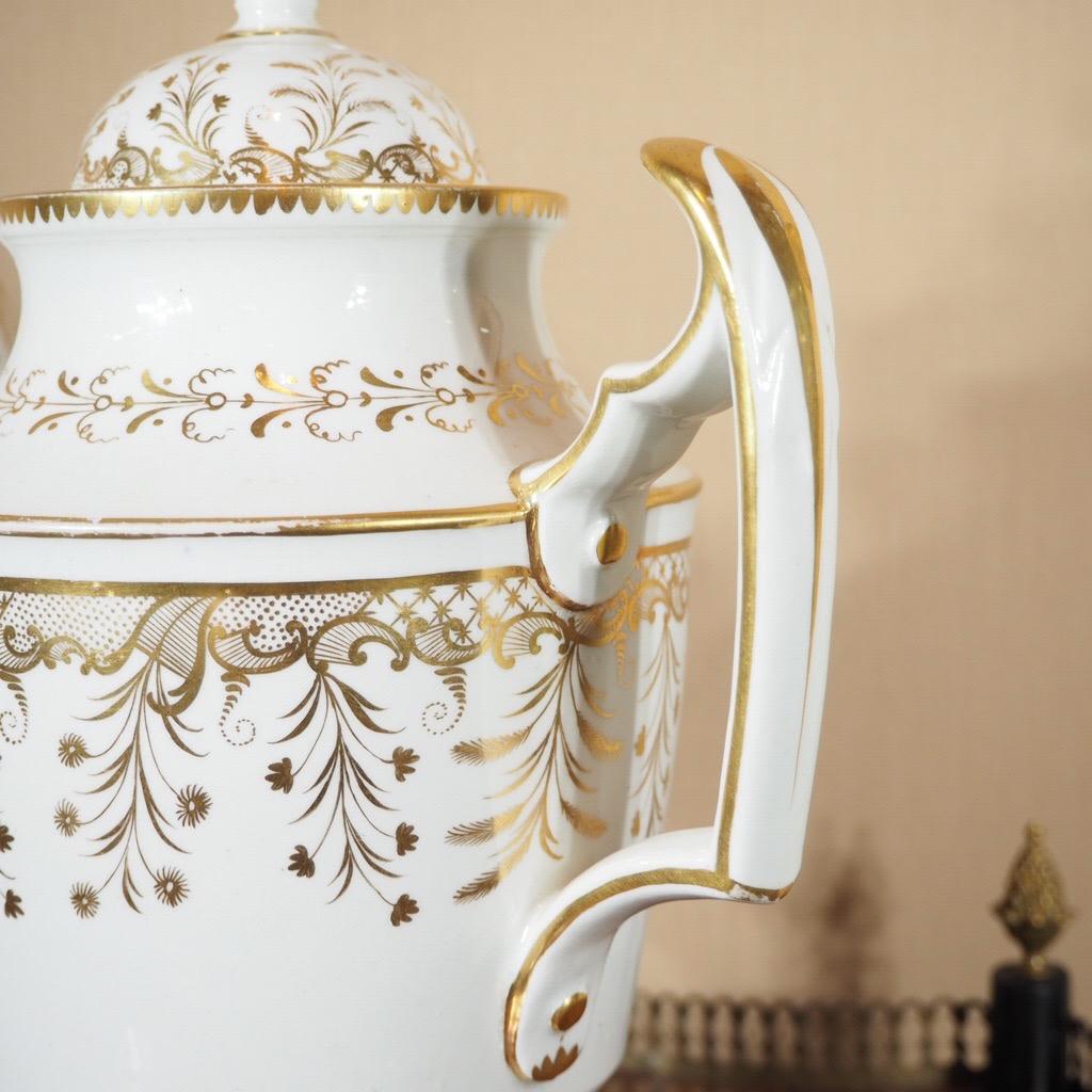 Large Coalport London Shape Coffee Pot with Rich Gilding, C. 1805 In Good Condition For Sale In Geelong, Victoria