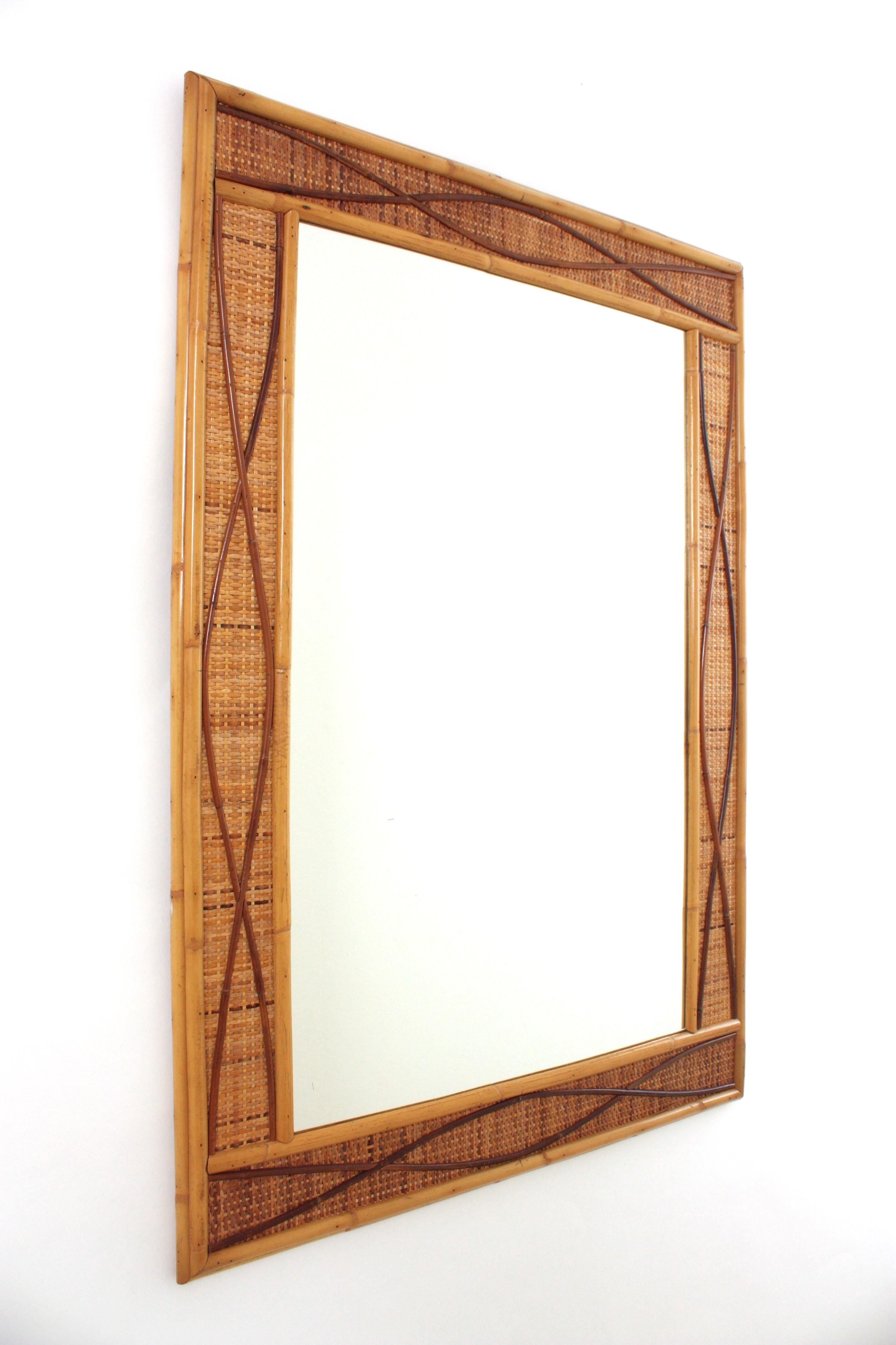 Gran espejo rectangular costero de ratán y mimbre tejido Moderno de mediados de siglo en venta