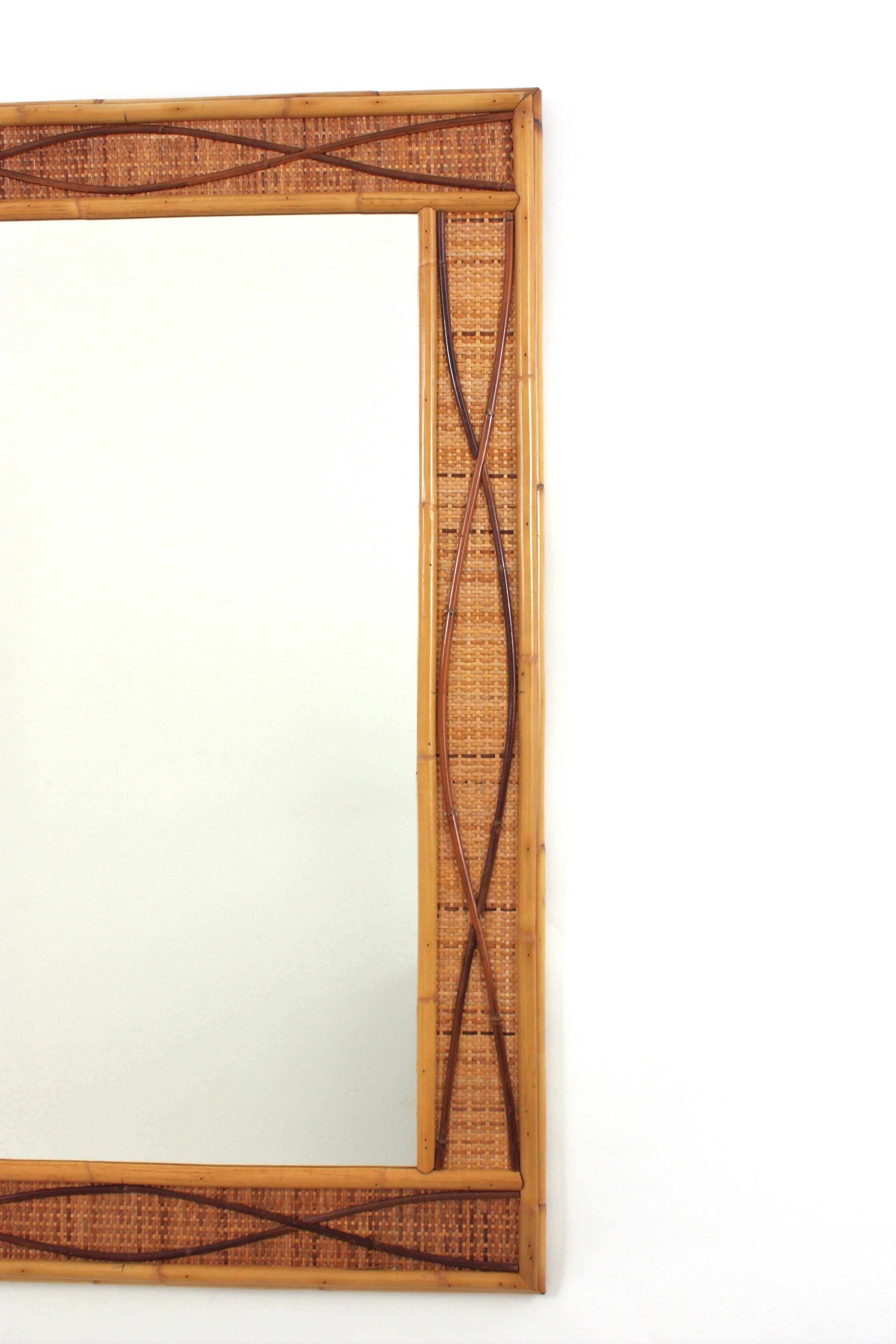 Gran espejo rectangular costero de ratán y mimbre tejido Hecho a mano en venta