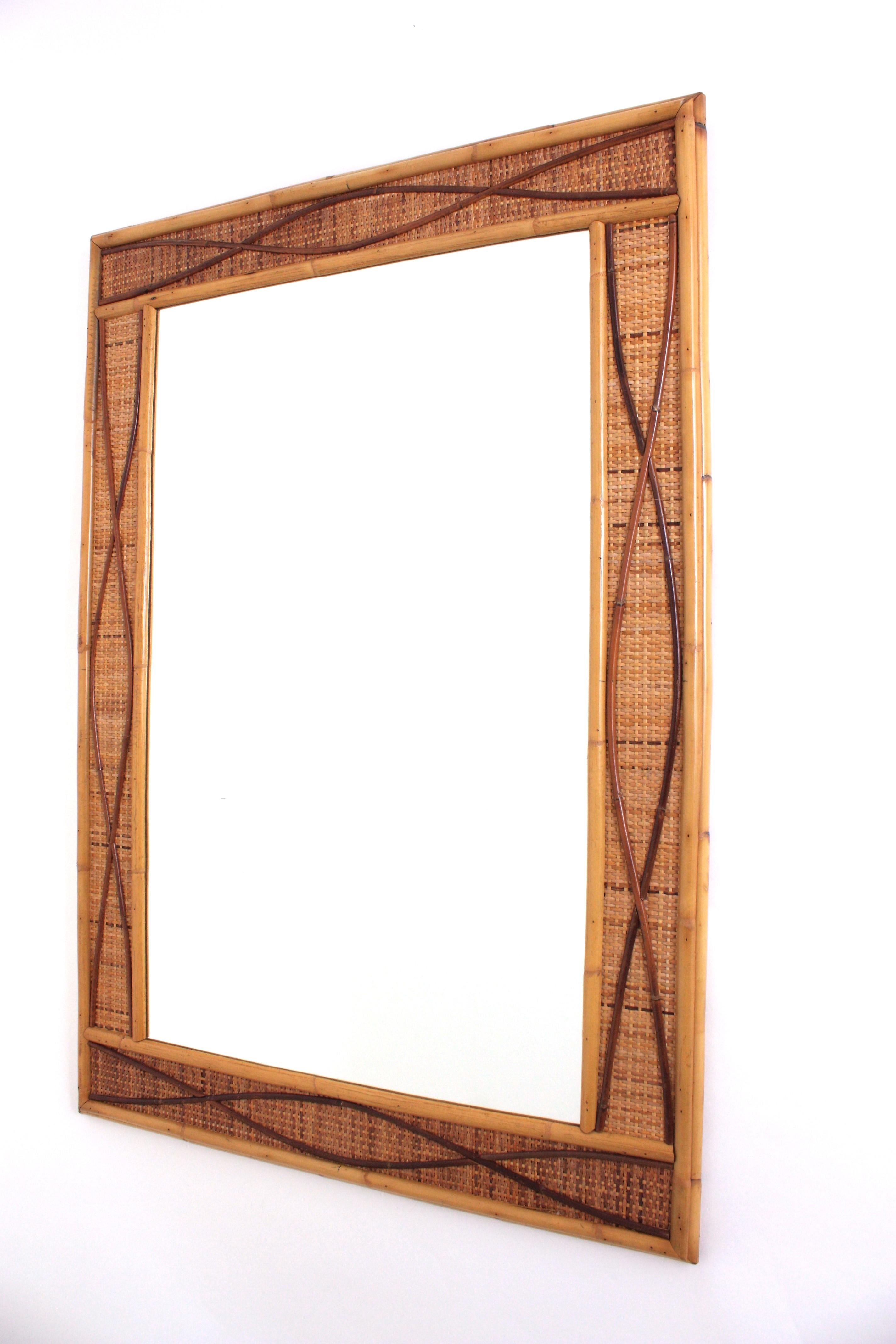 Gran espejo rectangular costero de ratán y mimbre tejido en venta 1