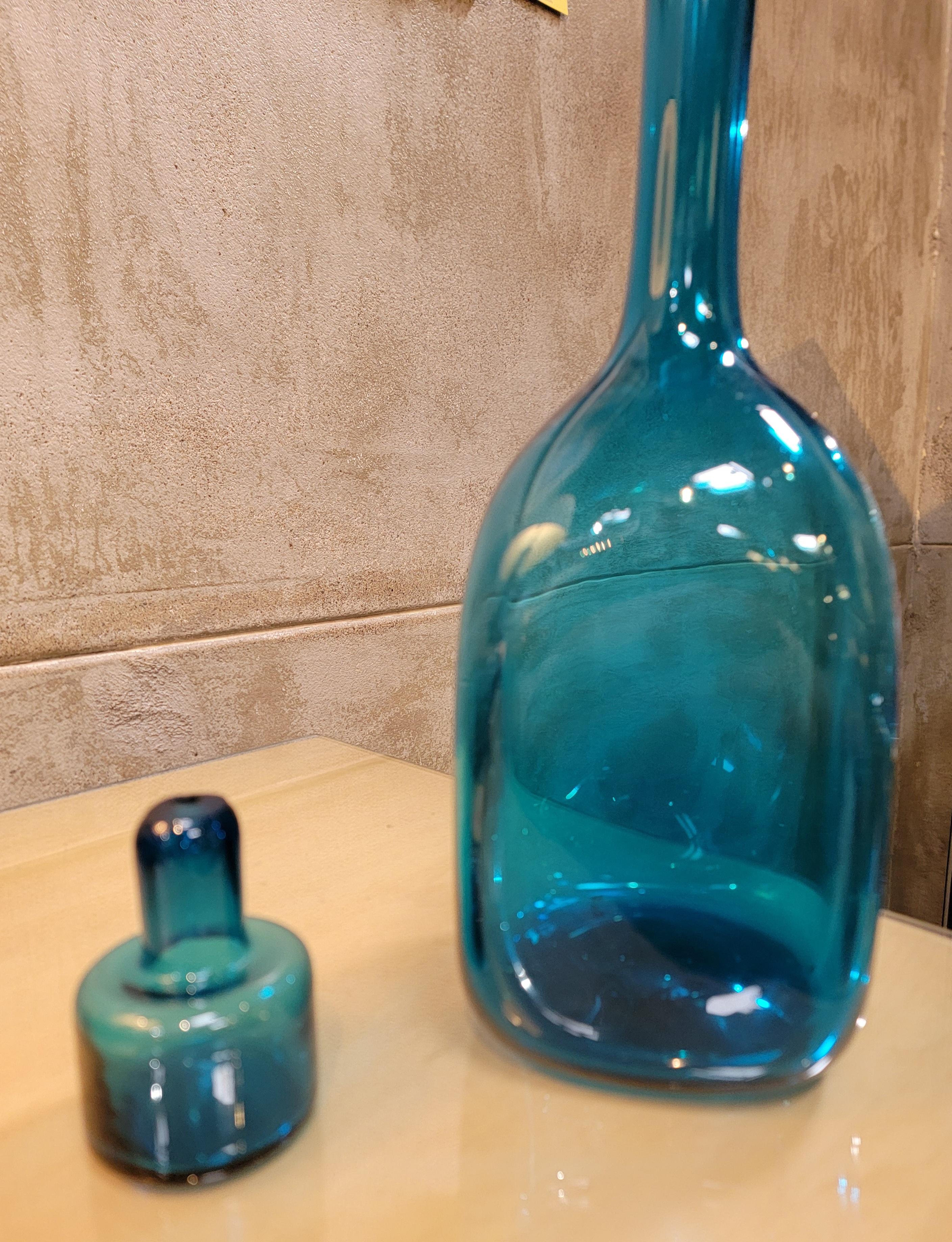 Mid-Century Modern Grande carafe en verre soufflé bleu cobalt à la manière de Blenko en vente