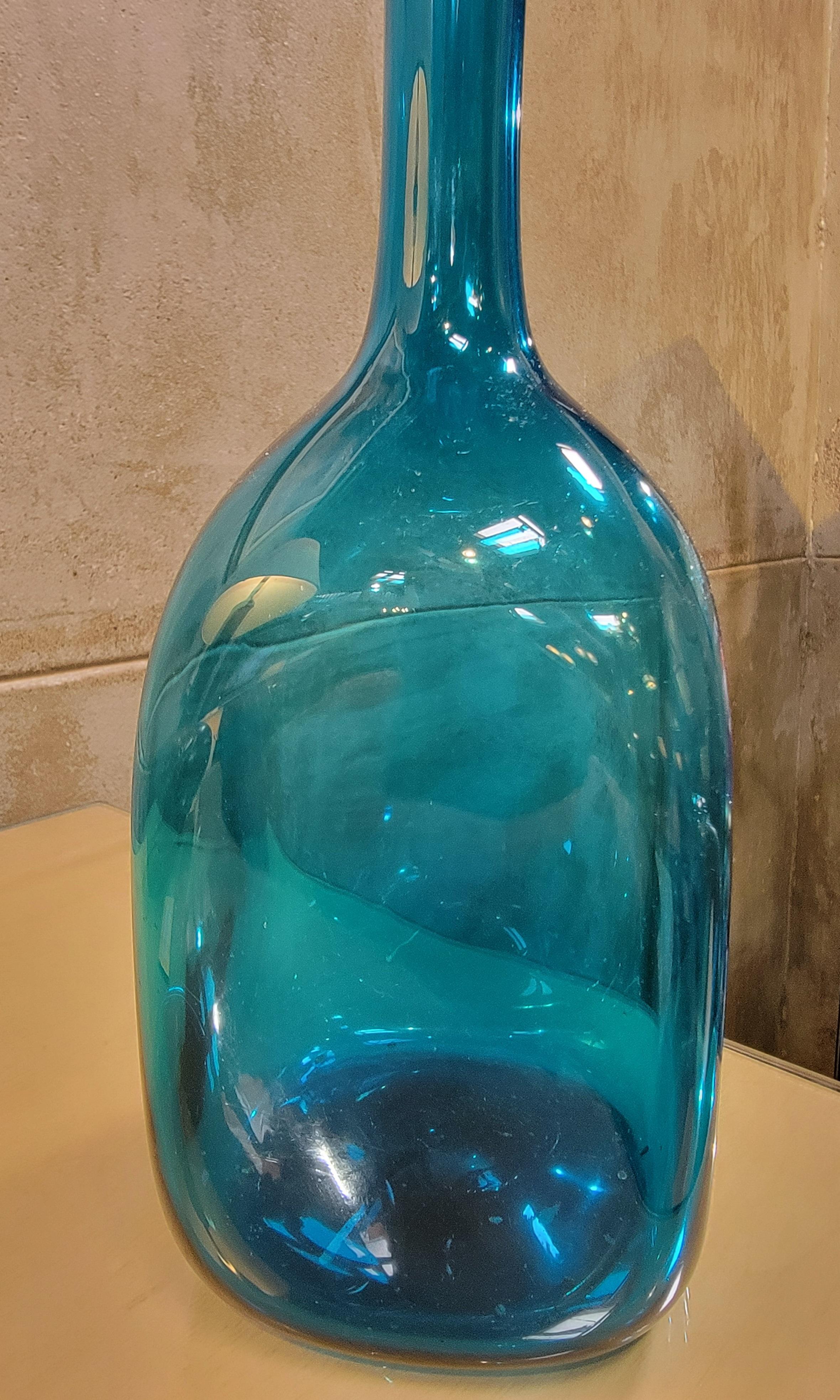 Américain Grande carafe en verre soufflé bleu cobalt à la manière de Blenko en vente