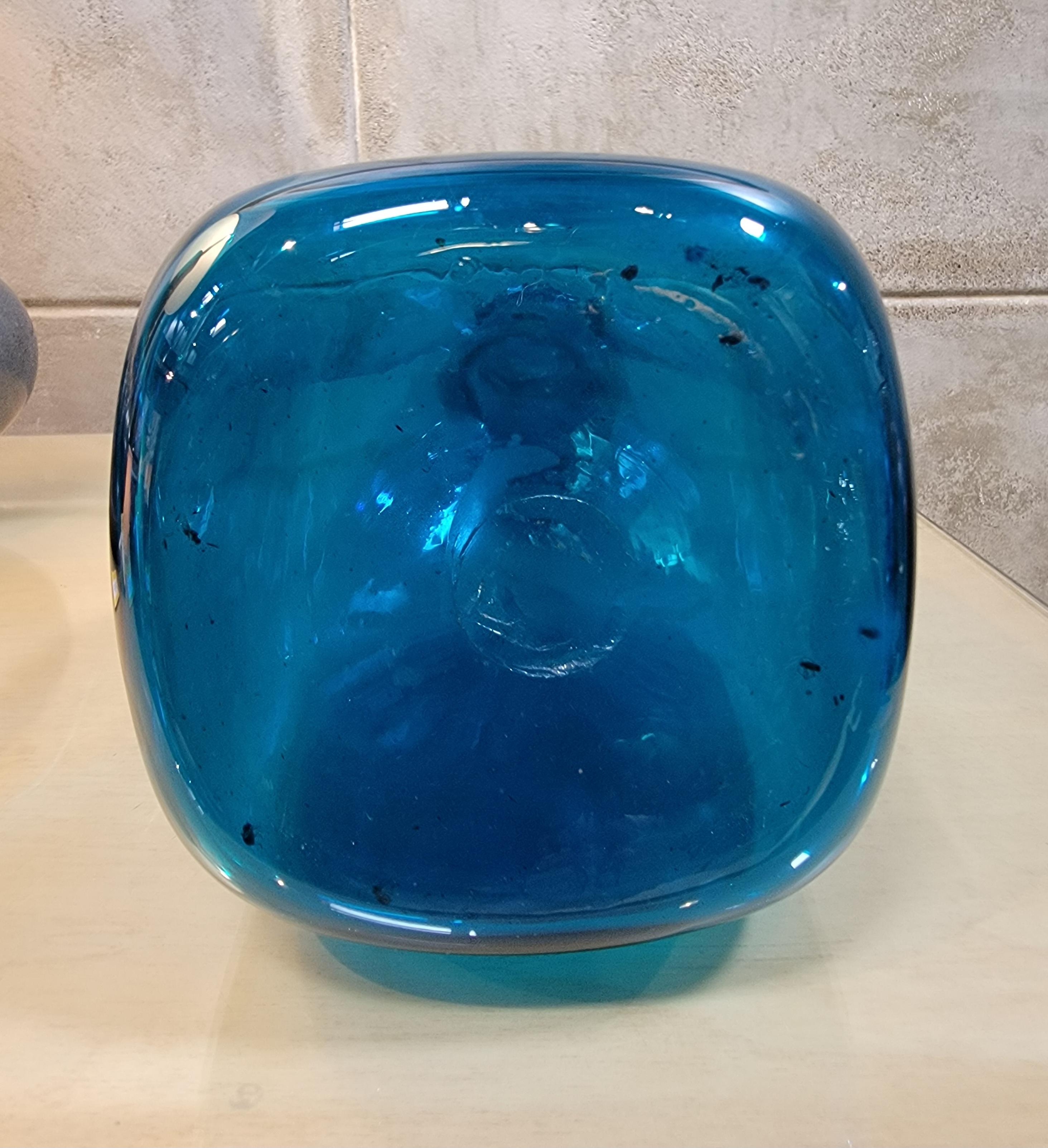 20ième siècle Grande carafe en verre soufflé bleu cobalt à la manière de Blenko en vente