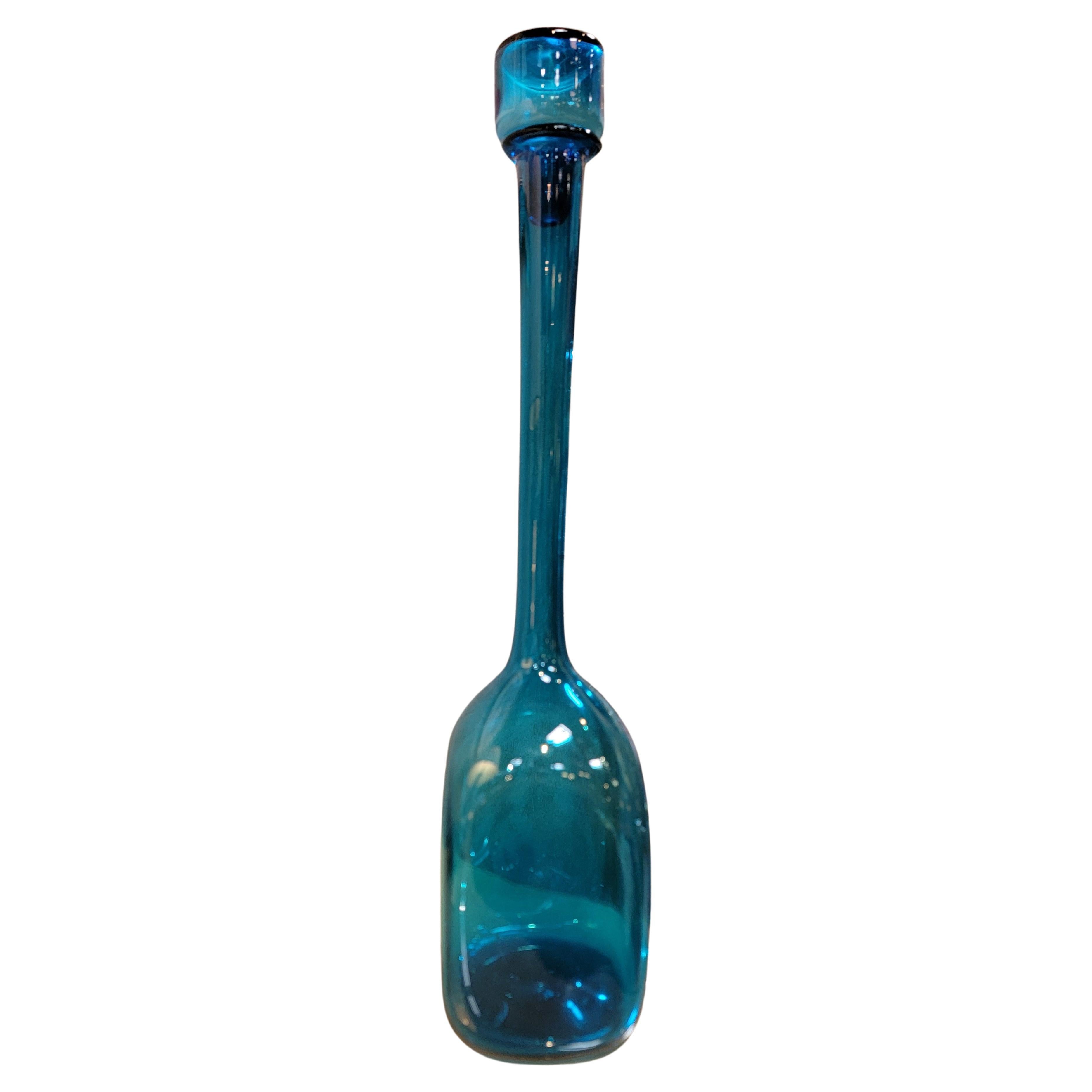 Grande carafe en verre soufflé bleu cobalt à la manière de Blenko en vente