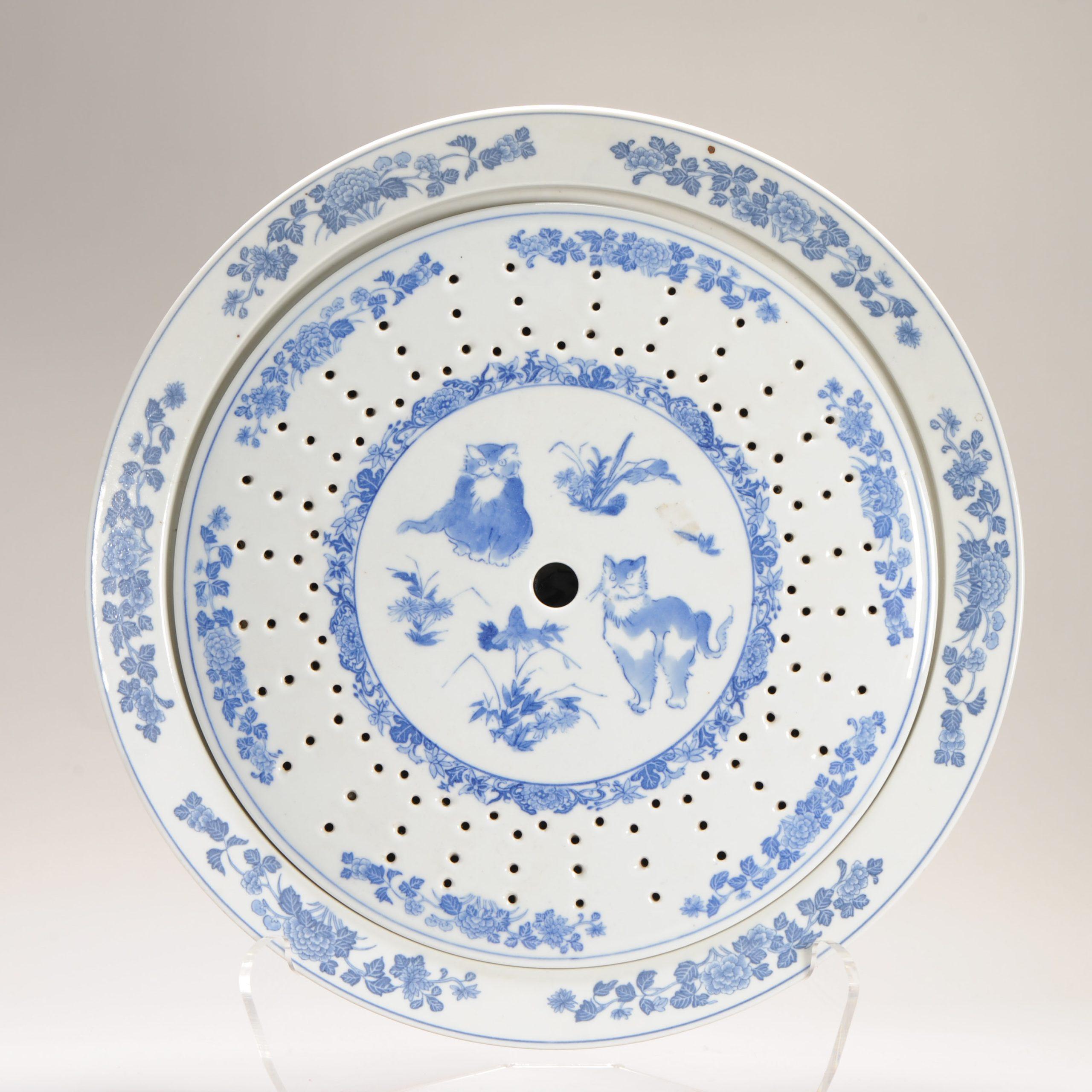 Ready for dinner guys?⁠
⁠
We would like to describe this piece as a hot water serving charger. We all know the hot water dishes but a piece of this size is quite unique, even though it's not that old, late 20th or early 21st century most probably.