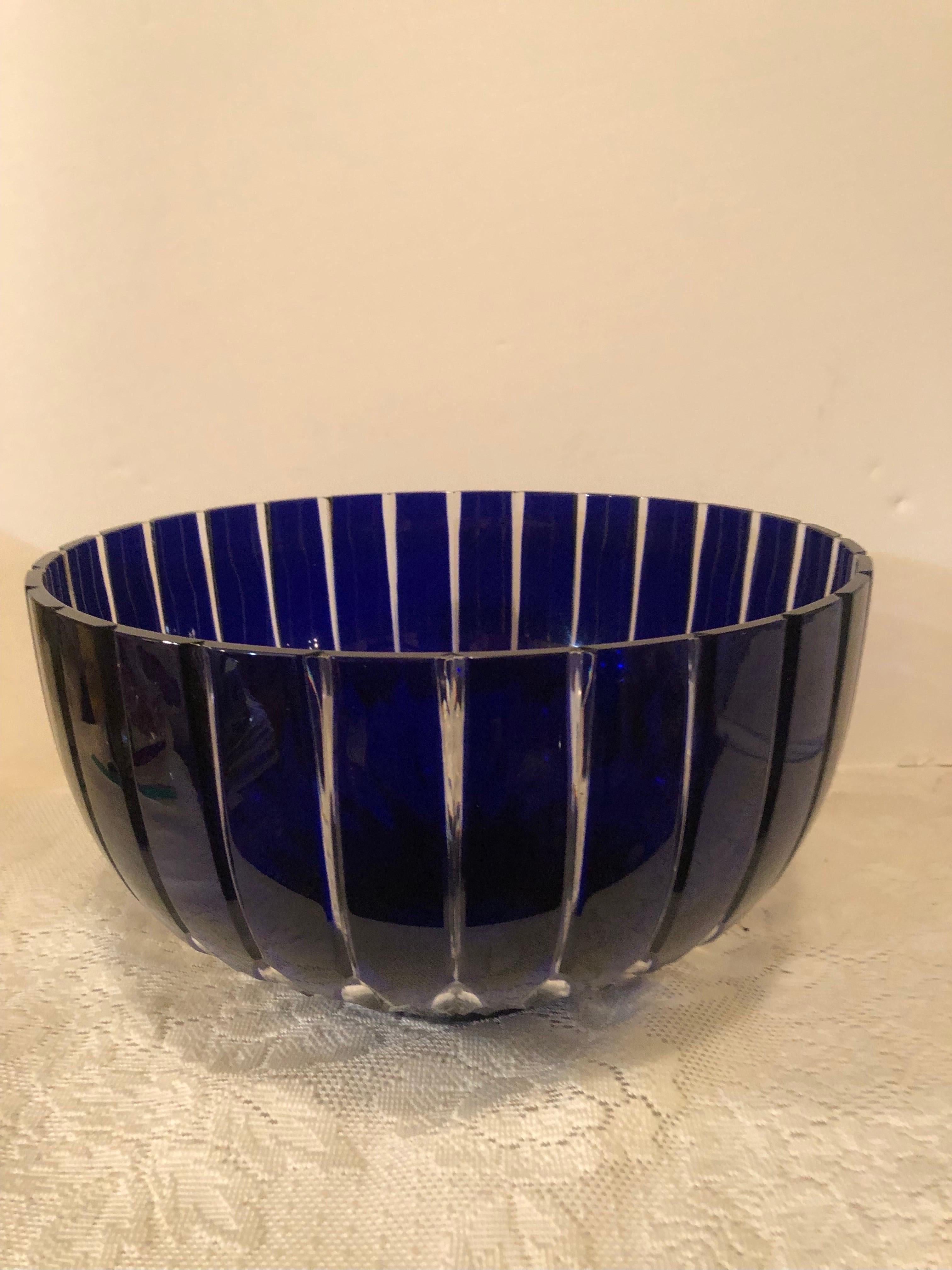 Il s'agit d'un bol à punch ou d'un bol de centre de table en verre de Bohème en cristal cobalt absolument magnifique. C'est vraiment une pièce de présentation étonnante pour décorer votre maison. La couleur bleu cobalt et la coupe de ce bol en verre