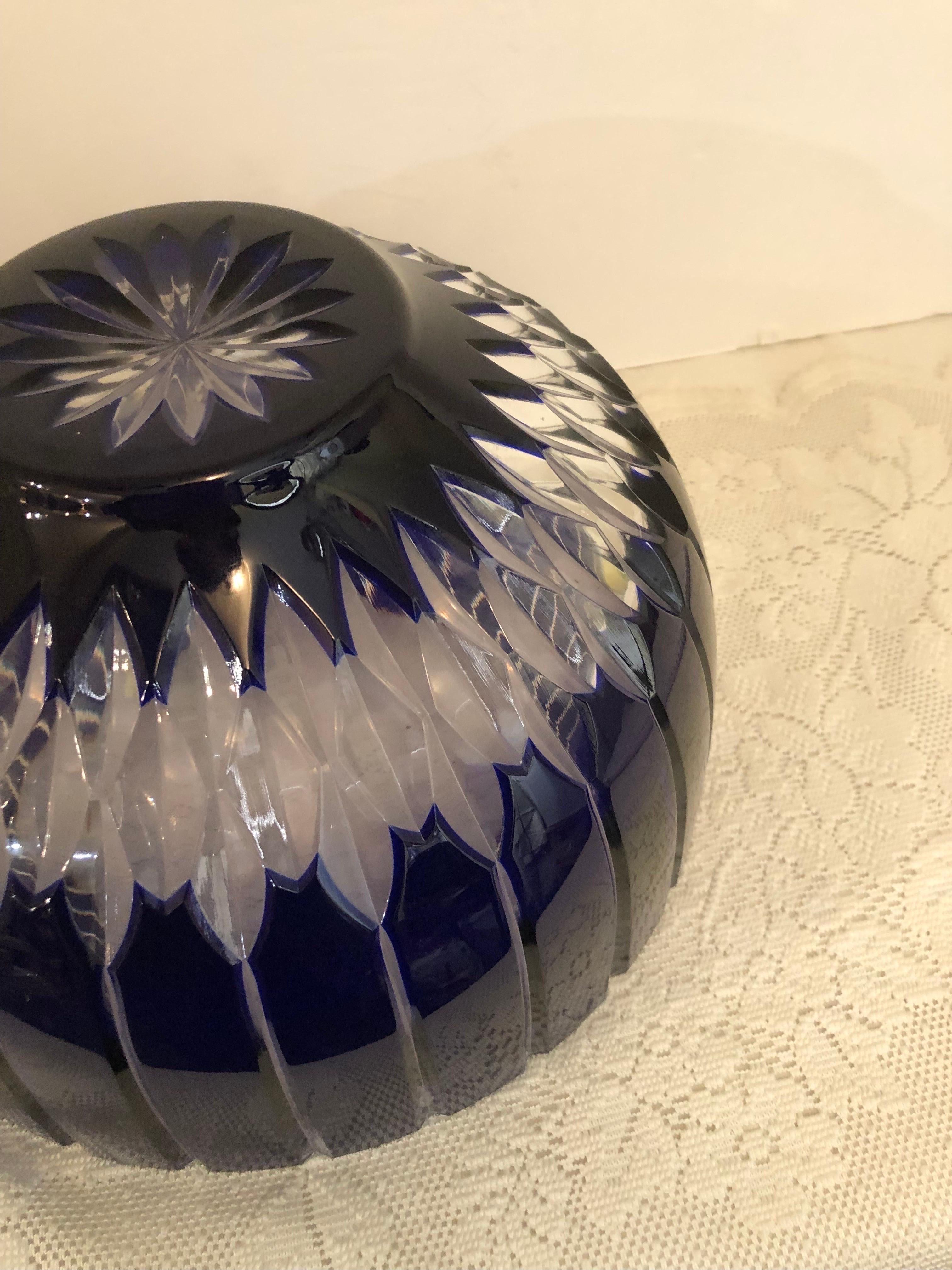 Huilé Grand bol à punch ou bol de centre de table en cristal taillé de Bohème tchécoslovaque cobalt en vente