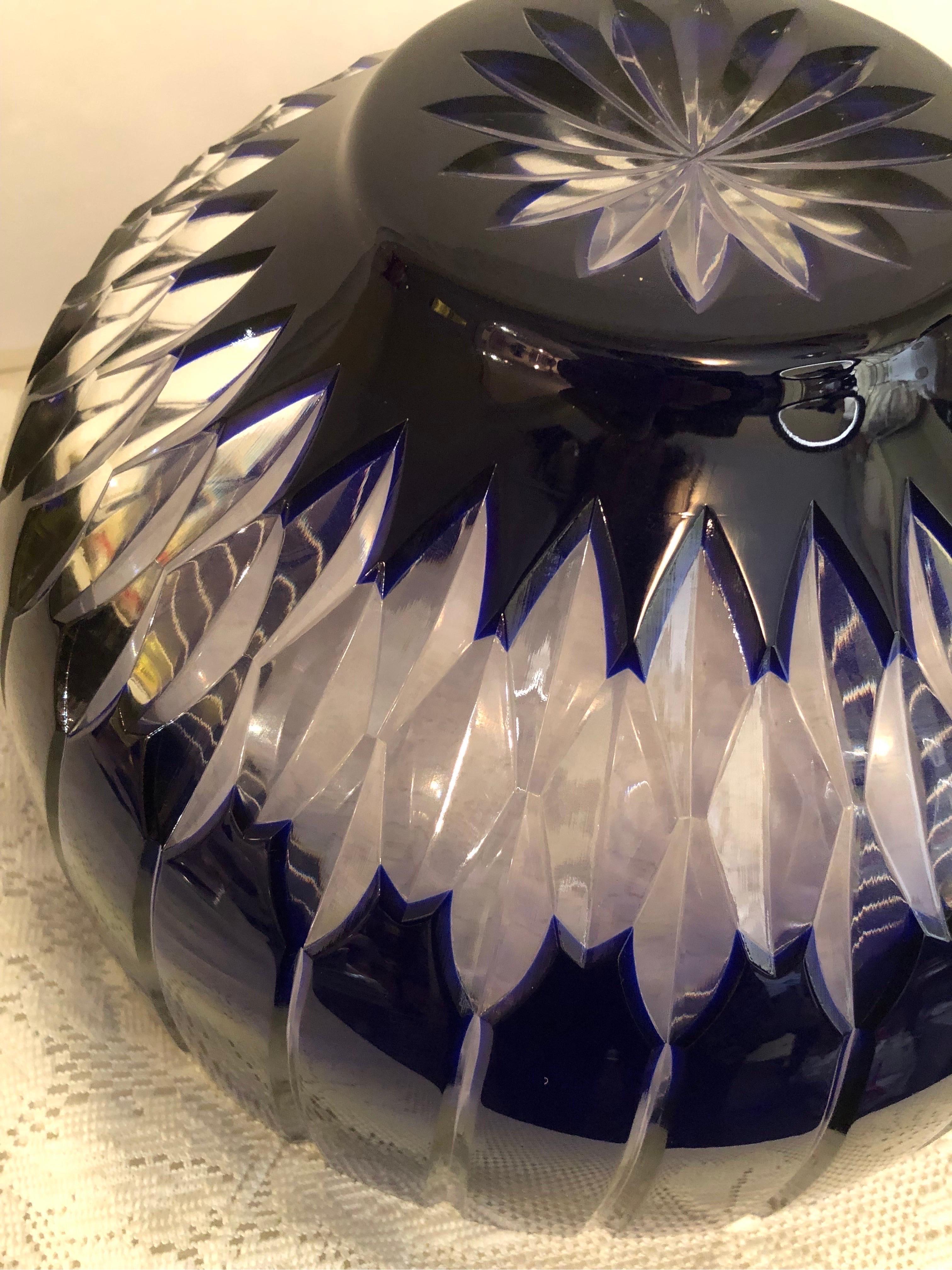 Grand bol à punch ou bol de centre de table en cristal taillé de Bohème tchécoslovaque cobalt Bon état - En vente à Boston, MA