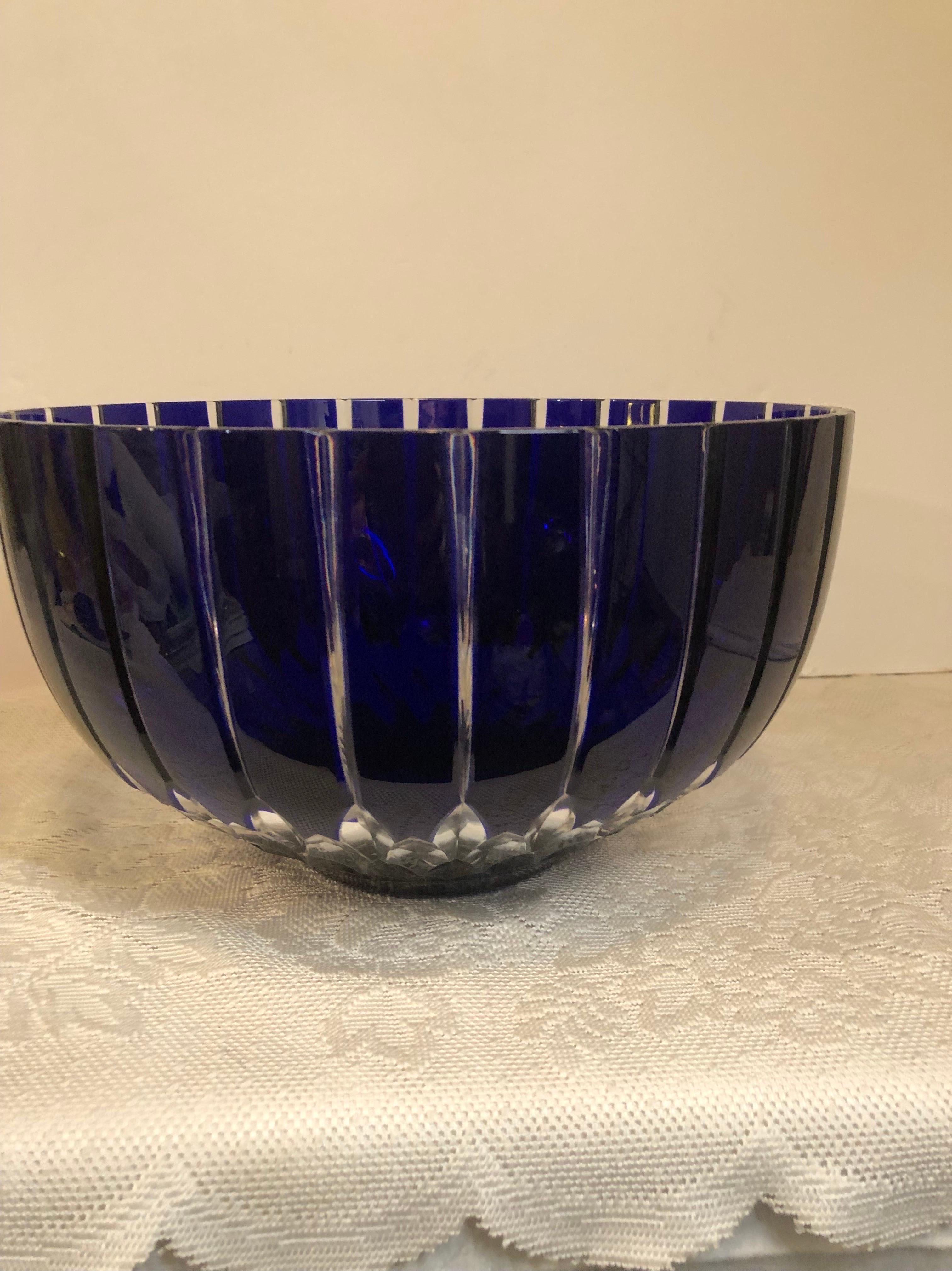 Grand bol à punch ou bol de centre de table en cristal taillé de Bohème tchécoslovaque cobalt en vente 1