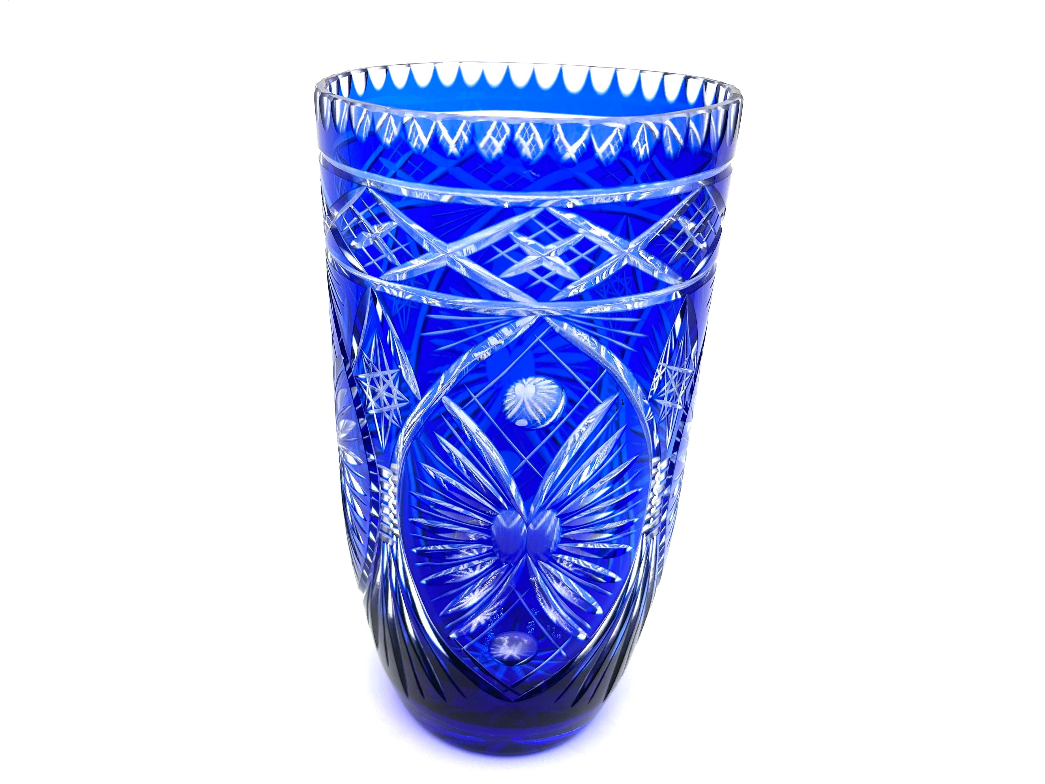 A large cobalt blue crystal vase decorated with beautiful geometric cuts.

Made in Poland in the 1960s.

Very good condition, no damage.

height 32 cm, diameter 18 cm