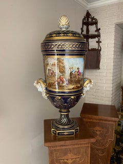 Large cobalt servers urn with lid