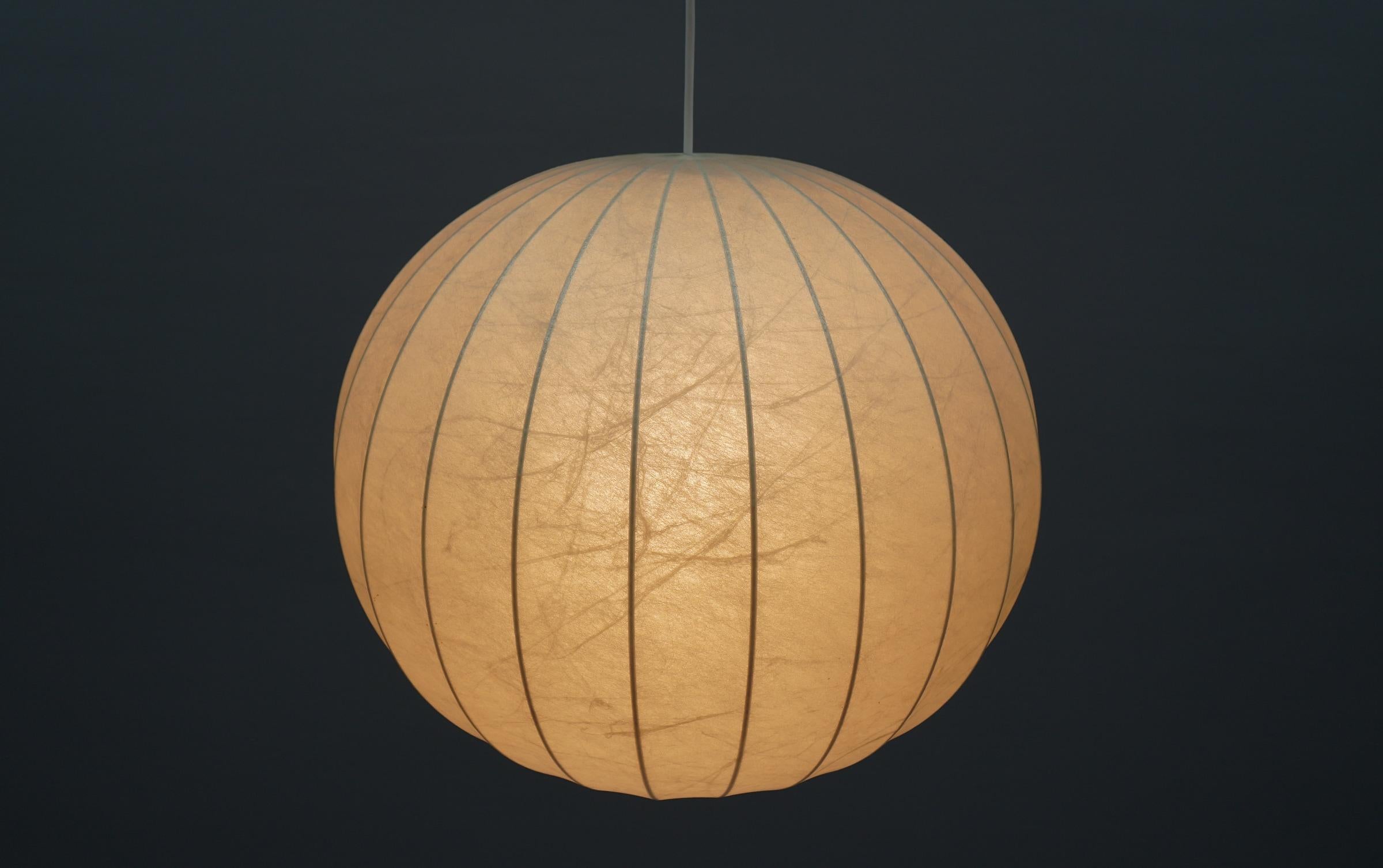 Large Cocoon Ball Hanging Lamp, 1960s Italy In Good Condition For Sale In Nürnberg, Bayern