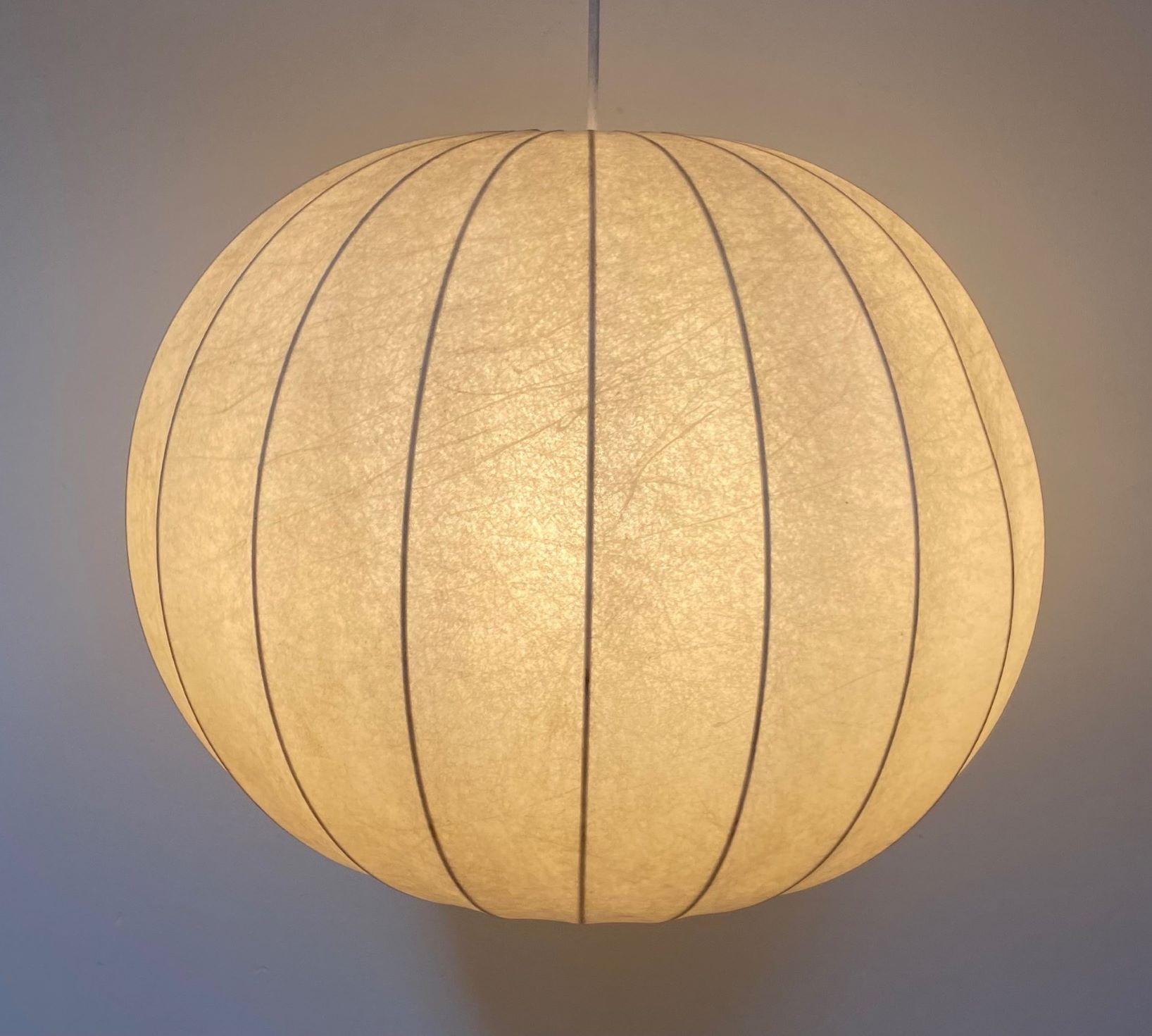 italien Grand pendentif boule de cocon par Achille & Pier Giacomo Castiglioni pour Flos, années 1960 en vente