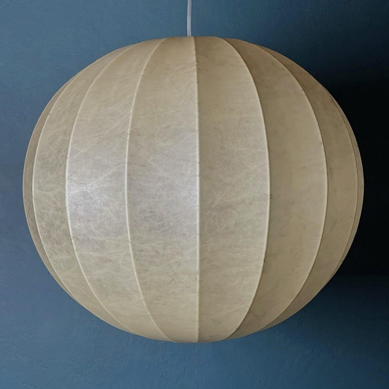 Grande lampe suspendue à boule Cocoon de style Mid-Century Modern, conçue et fabriquée en Italie dans les années 1960 par Achille & Pier Giacomo Castiglioni pour Flos. Avec un support d'ampoule unique pour une ampoule de grande taille à culot à vis