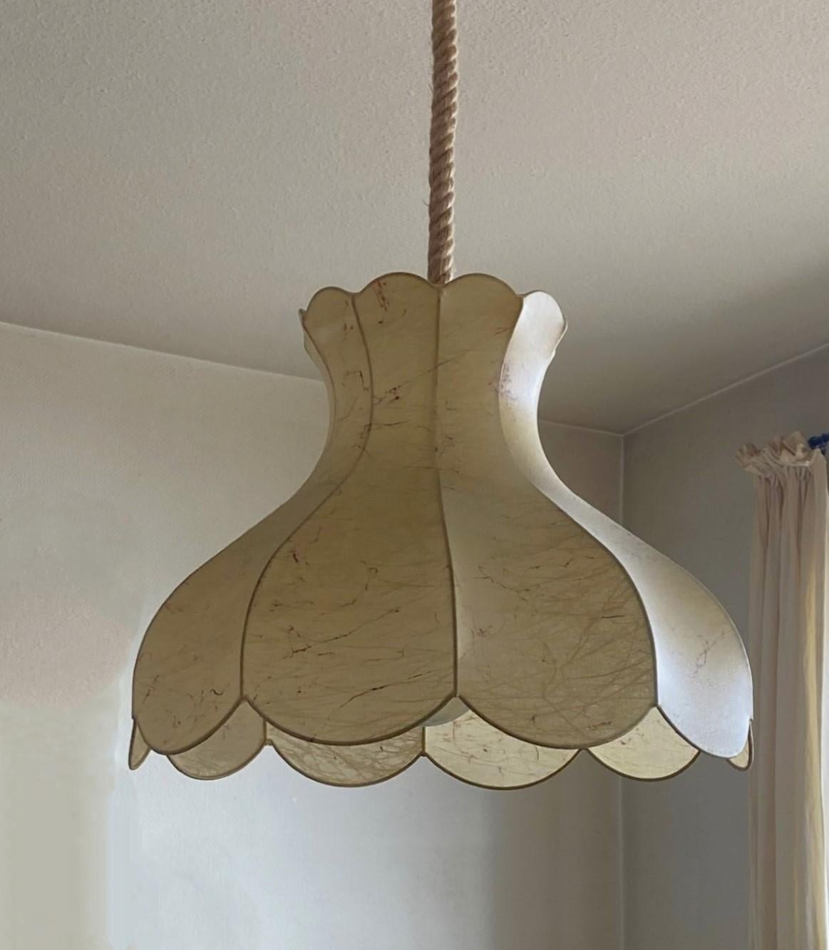 Grande ciondolo a forma di campana del Mid-Century Modern nello stile di Achille Castiglioni, disegnato da Friedel Wauer per Goldkant Leuchten e prodotto in Germania negli anni '60. Sostenuto da una fune metallica regolabile in altezza. Accoglie una