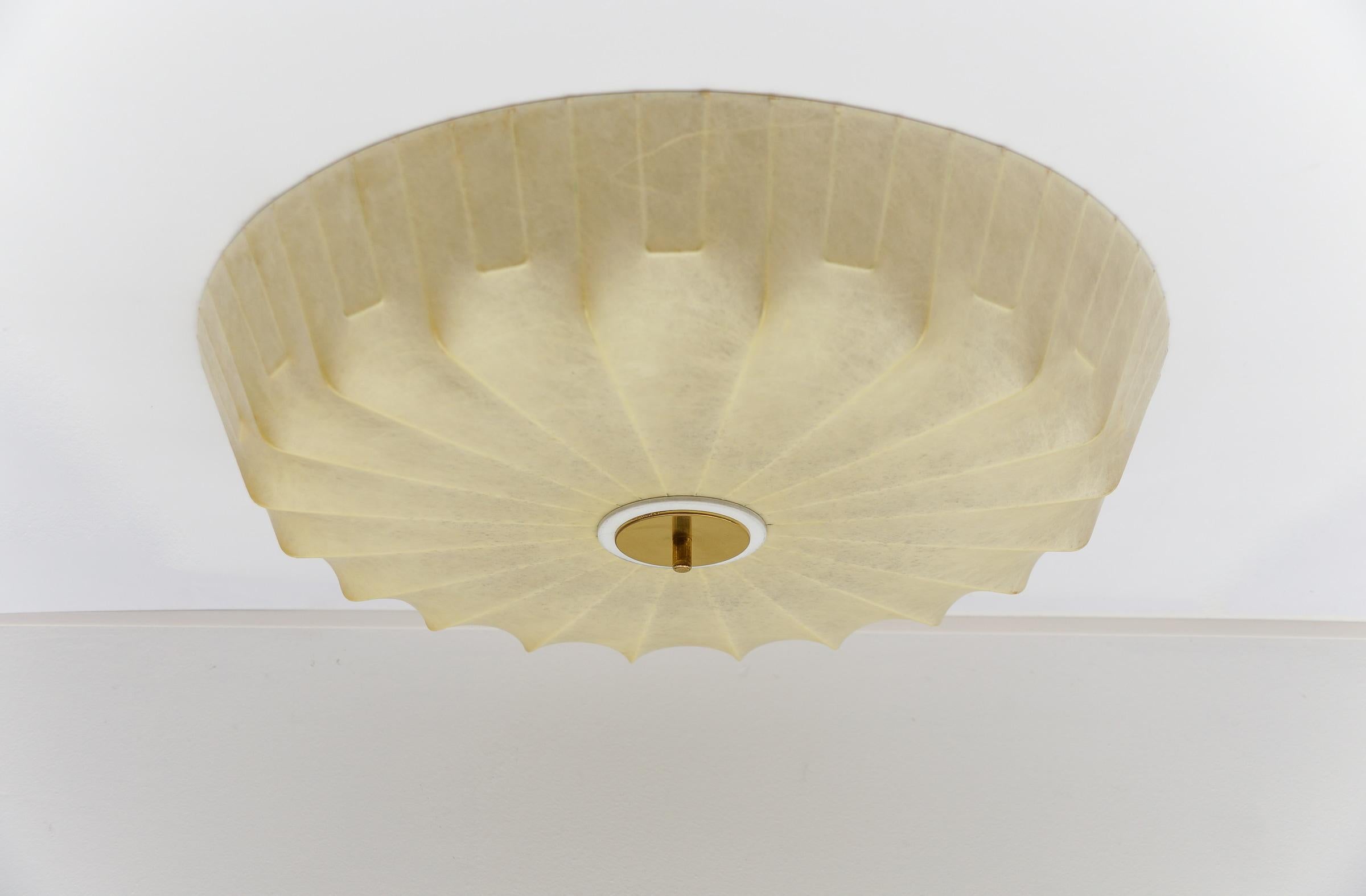 Lovely Cocoon lamp from the 1960s. Very impressive. Very nice condition. Socket e27. Dimmable.

Fully functional. Works with 220V and 110V. Wiring is suitable for all countries.

It is possible to install this fixture in all countries (US,