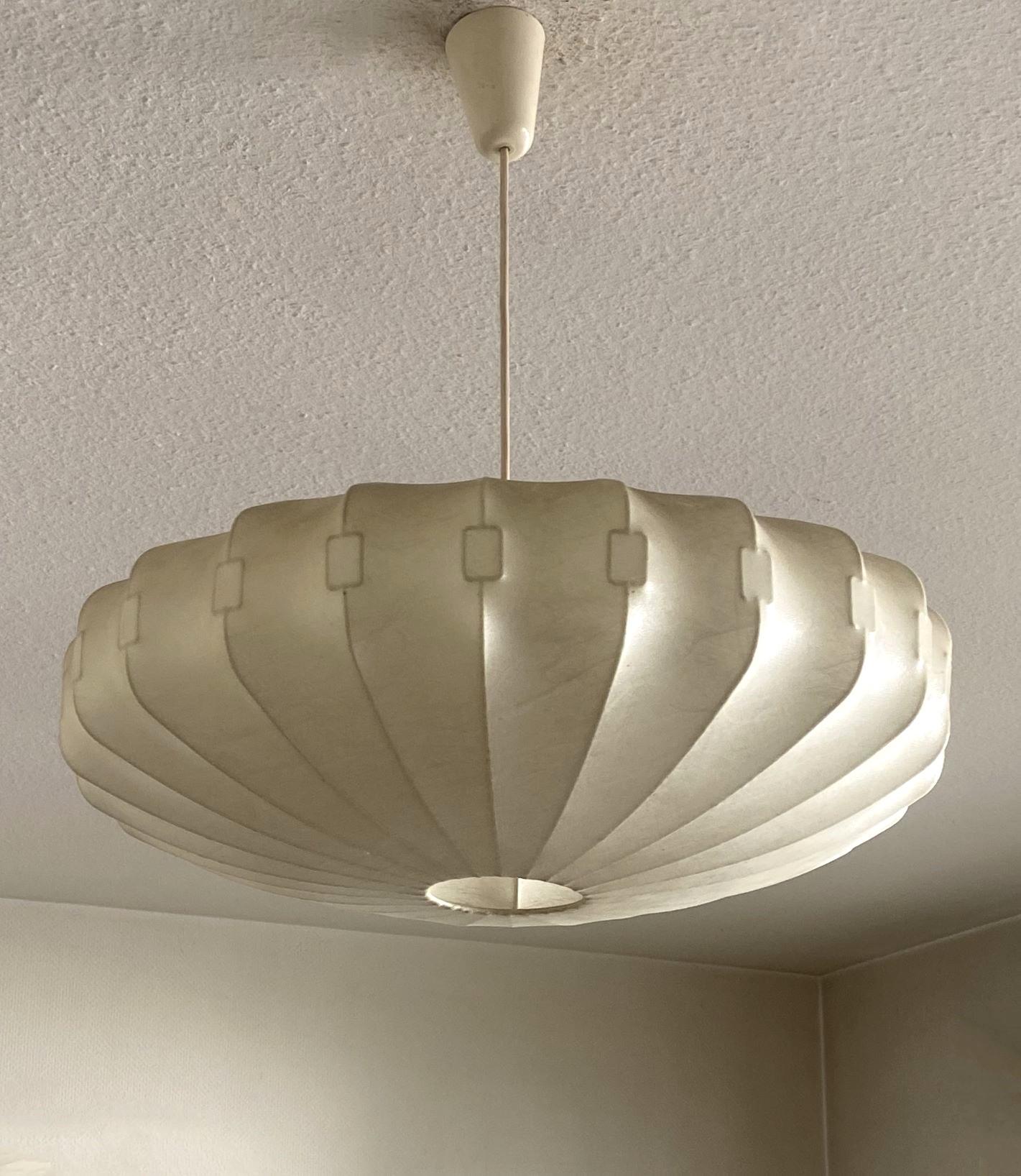 Große Mid-Century Modern Cocoon Einbau- oder Pendelleuchte, entworfen von Friedel Wauer für Goldkant Leuchten und hergestellt in Deutschland in den 1960er Jahren, im Stil von Achille Castiglioni. Mit einer E-27-Fassung für eine große