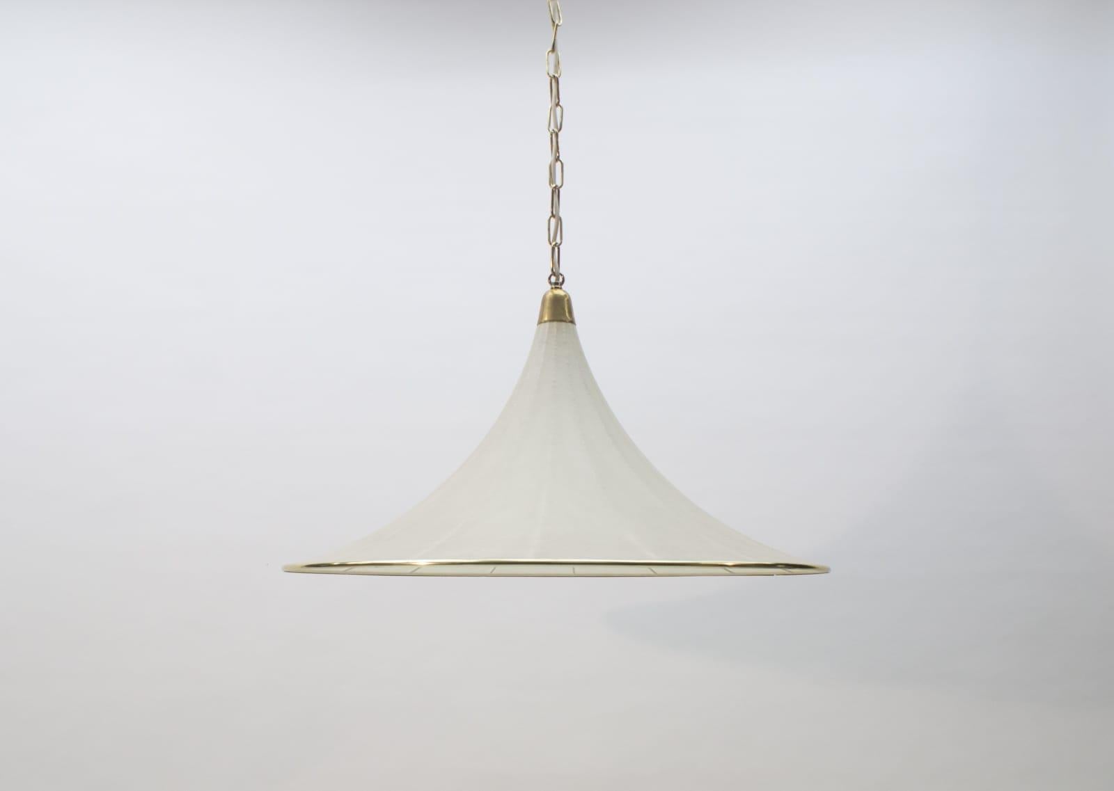 Very large (71cm in diameter) Cocoon lamp from the 1970s. Very impressive. Very nice condition. Socket e27. Dimmable.