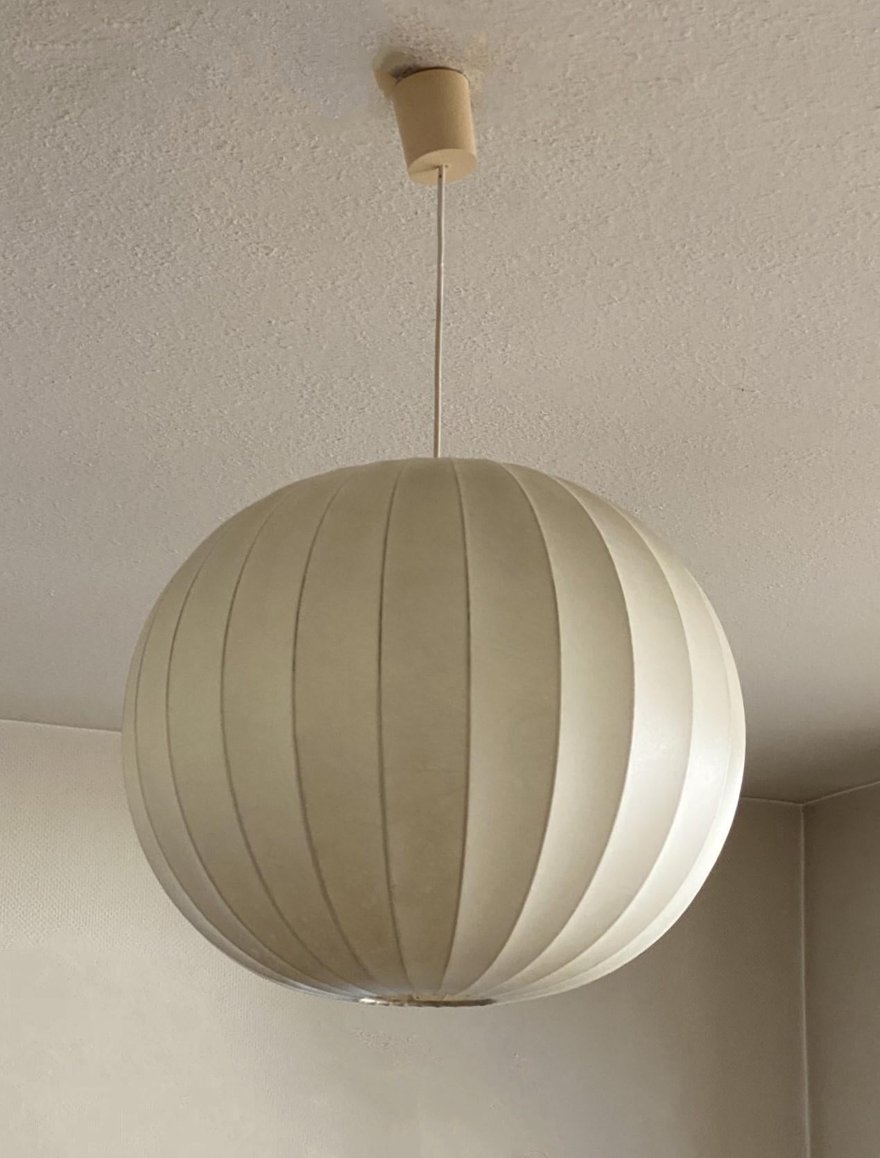 Große Mid-Century Modern Cocoon Pendelleuchte im Stil von Achille Castiglioni, entworfen von Friedel Wauer für Goldkant Leuchten und hergestellt in Deutschland in den 1960er Jahren. Mit einer einzelnen Glühbirnenfassung für eine große