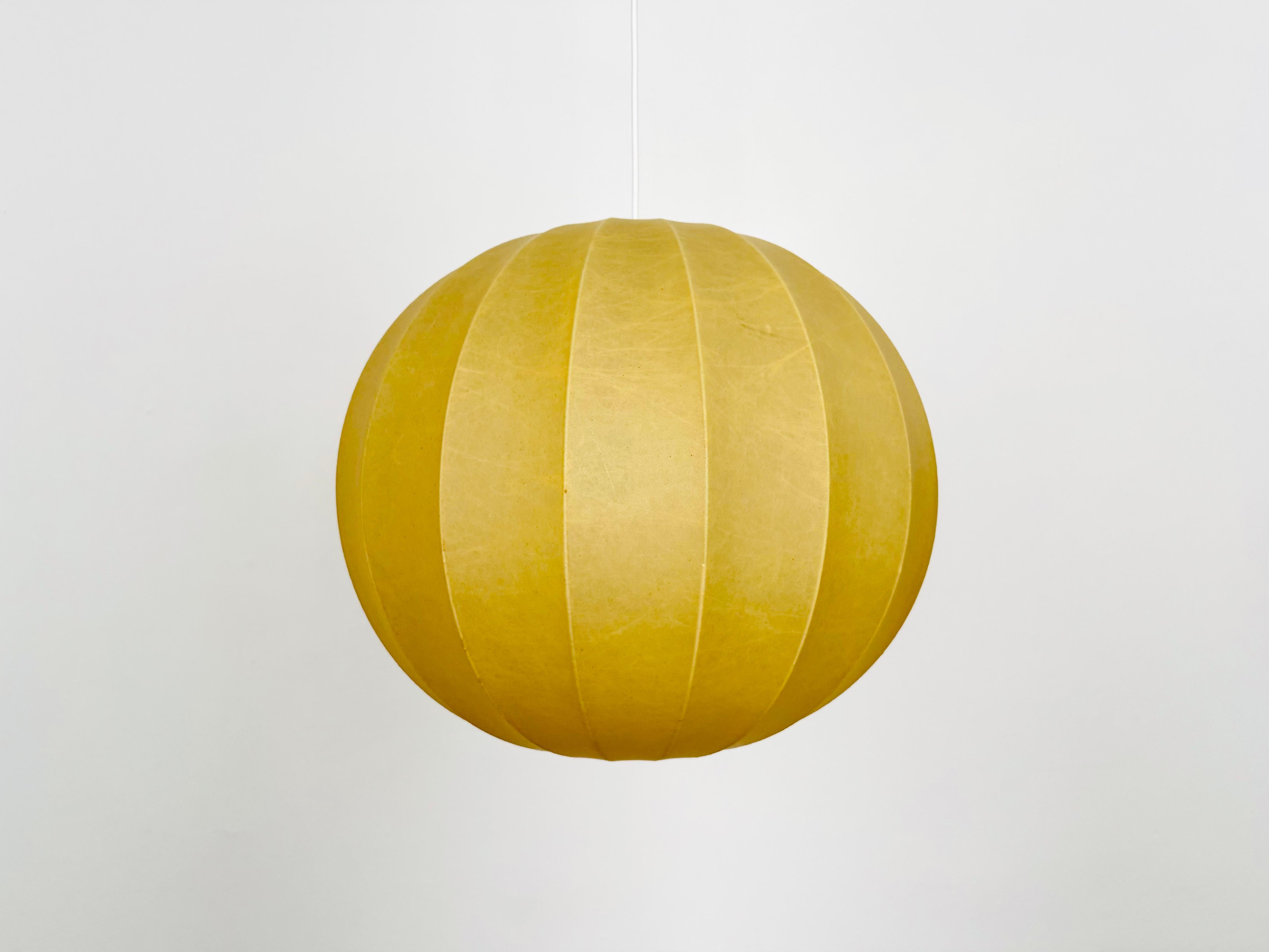 A very beautiful Cocoon pendant lamp from the 1950s.
Wonderful and contemporary design.
A highlight for any room.
It creates a cozy light.

Condition:

Very good vintage condition with minimal signs of age-related wear.
Patina and signs of use in