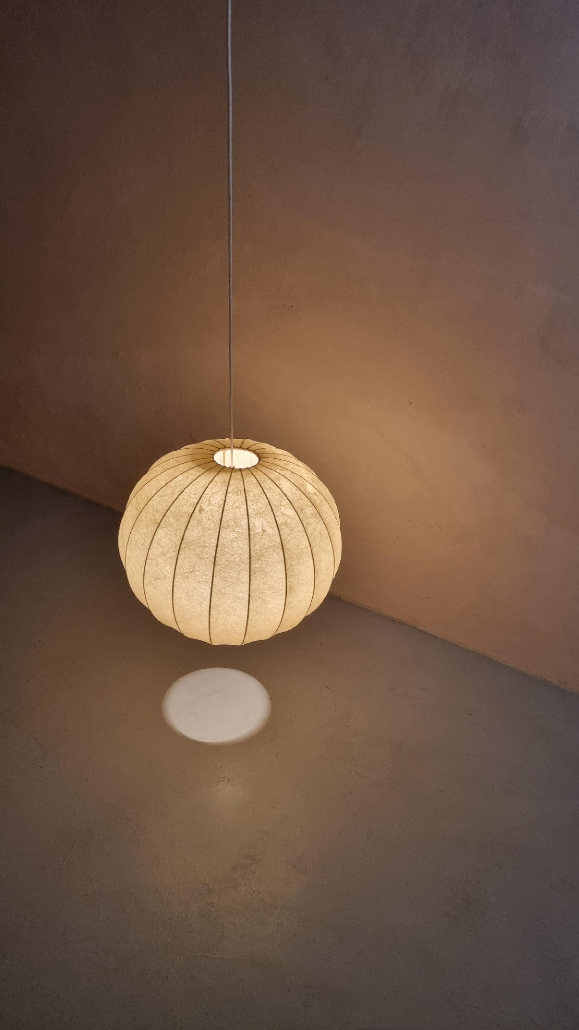 Grande lampada a sospensione Cocoon, anni '60.
Struttura interna in acciaio verniciato bianco, spruzzato con una speciale resina cocoon.
Condizioni eccellenti.
Impianto elettrico sostituito da un professionista, ricablato.
