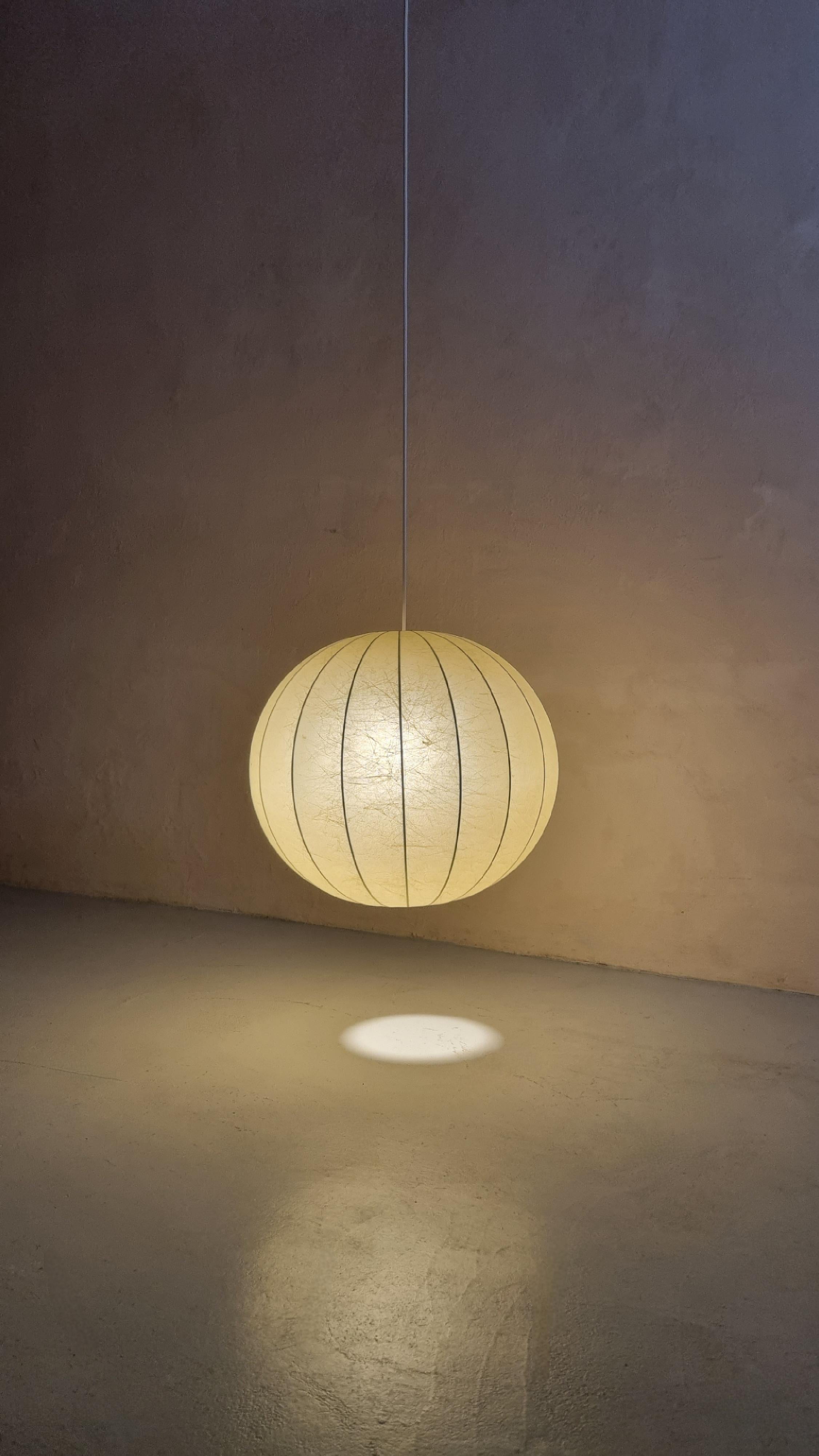 Grande lampada a sospensione Cocoon, anni '60.
Struttura interna in acciaio verniciato bianco, spruzzato con una speciale resina cocoon.
Condizioni eccellenti.
Impianto elettrico sostituito da un professionista, ricablato.
Patina incredibile.