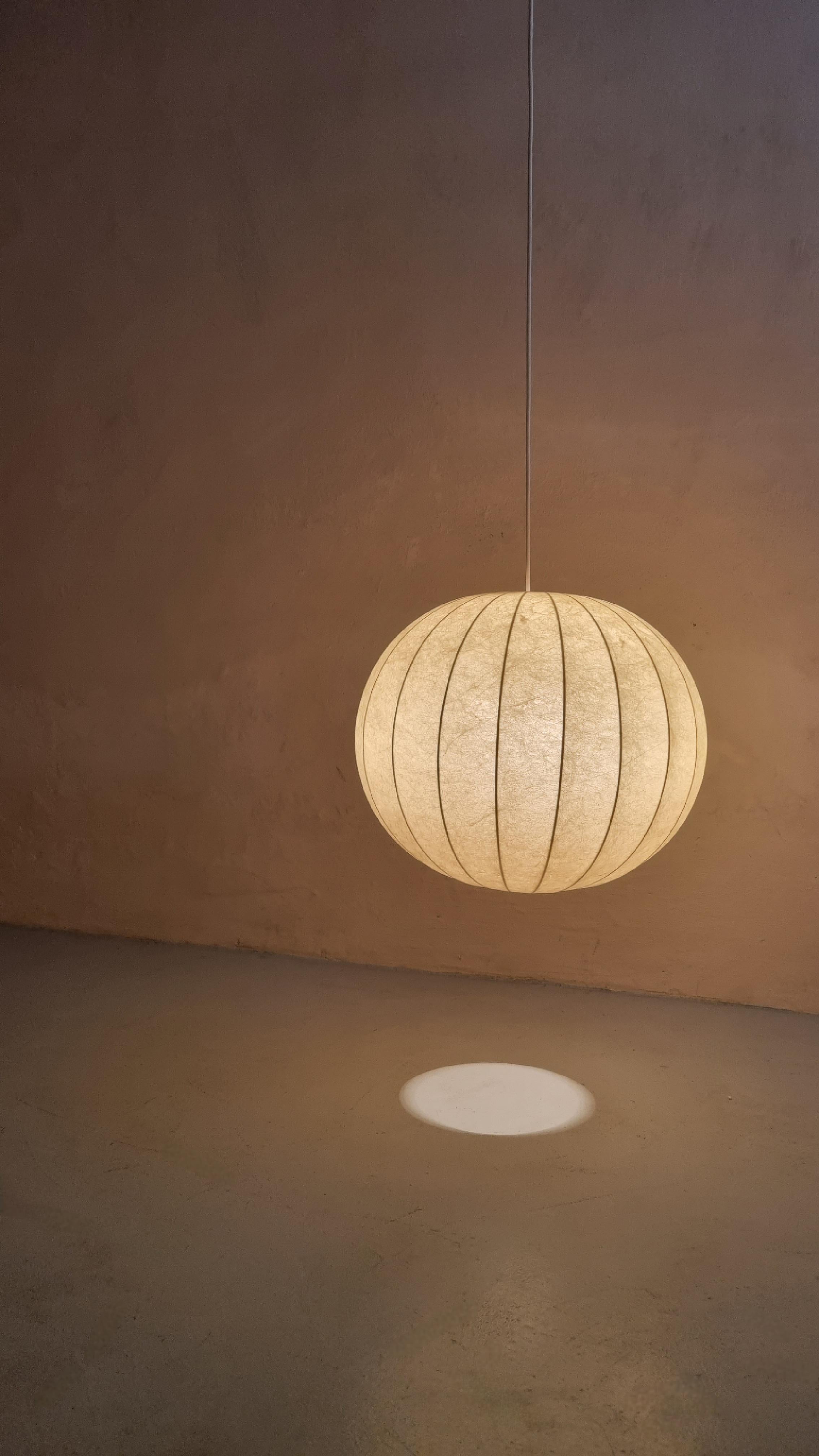 Mid-Century moderno Grande lampada a sospensione Cocoon, manifattura italiana, anni '60 in vendita