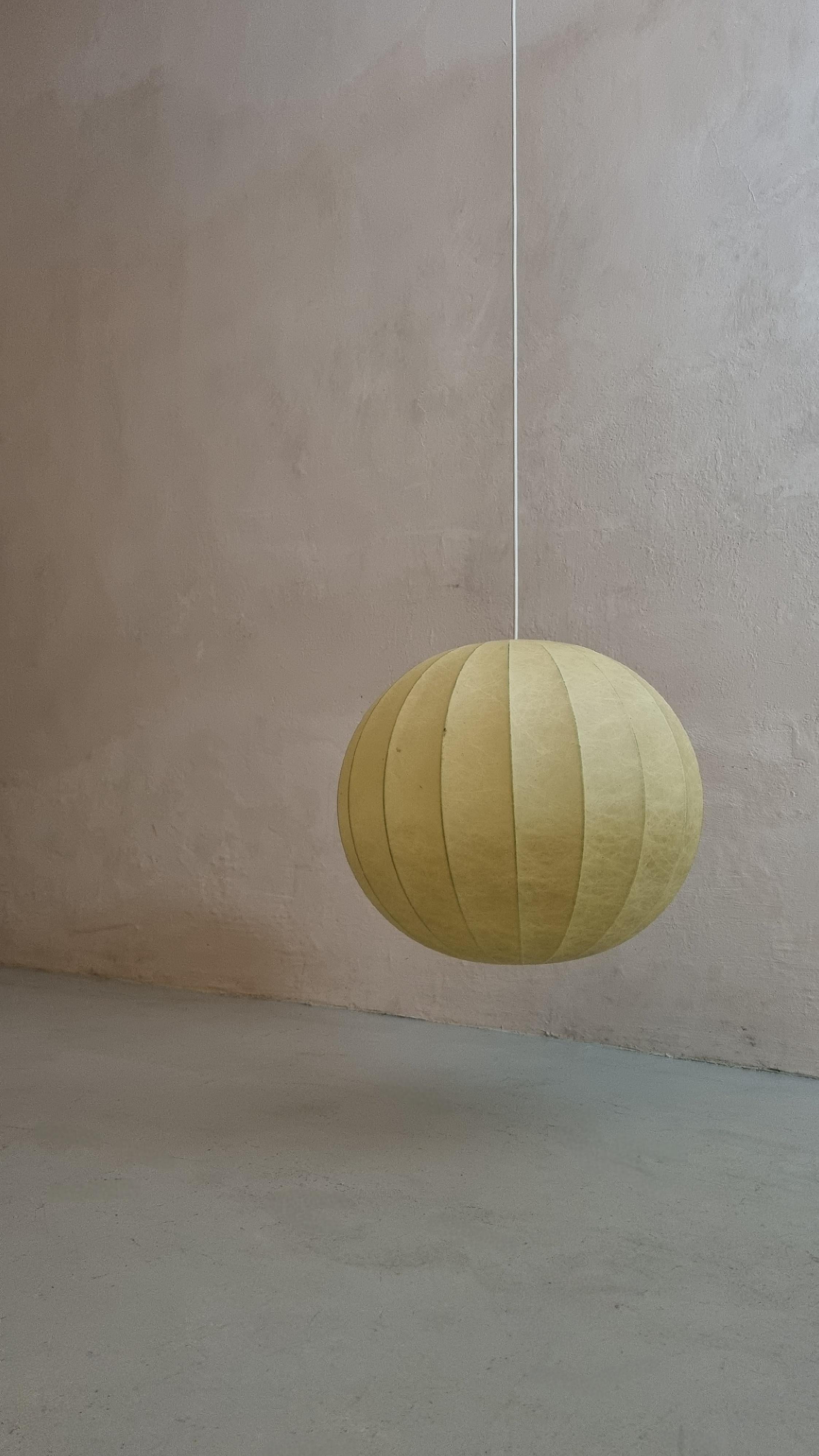 Mid-Century moderno Grande lampada a sospensione Cocoon, manifattura italiana, anni '60 in vendita