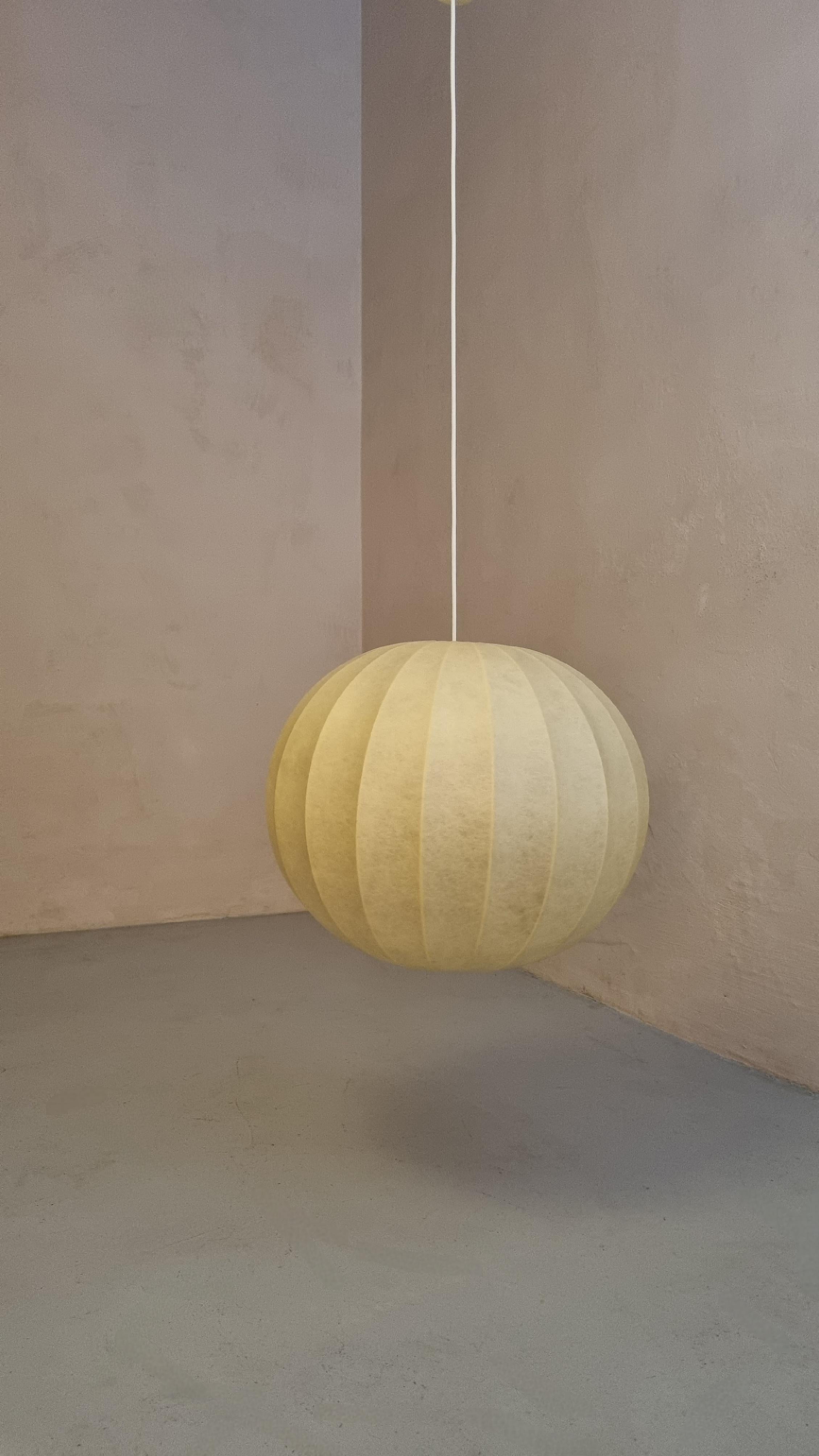 Italiano Grande lampada a sospensione Cocoon, manifattura italiana, anni '60 in vendita