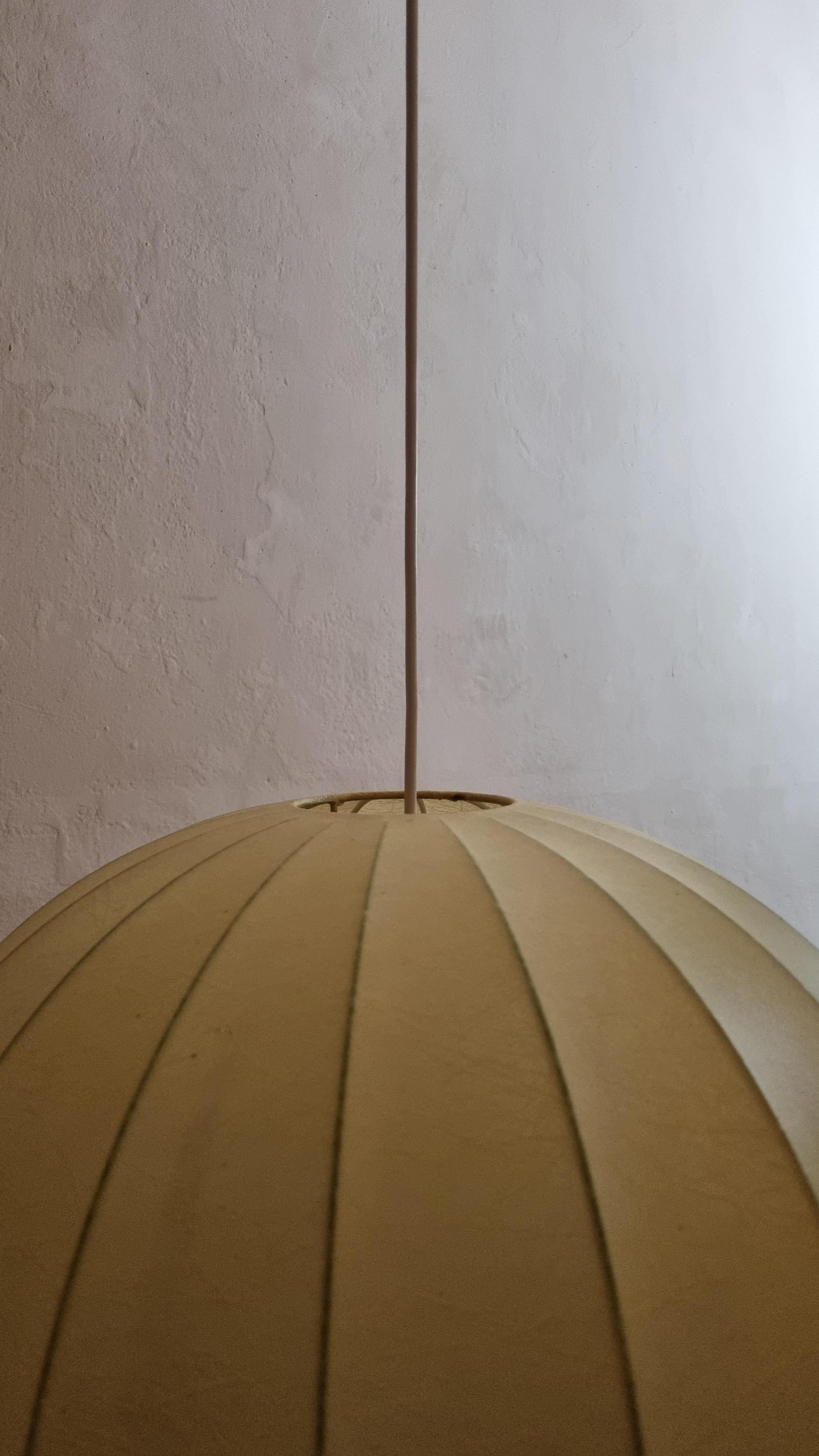 Italiano Grande lampada a sospensione Cocoon, manifattura italiana, anni '60 in vendita