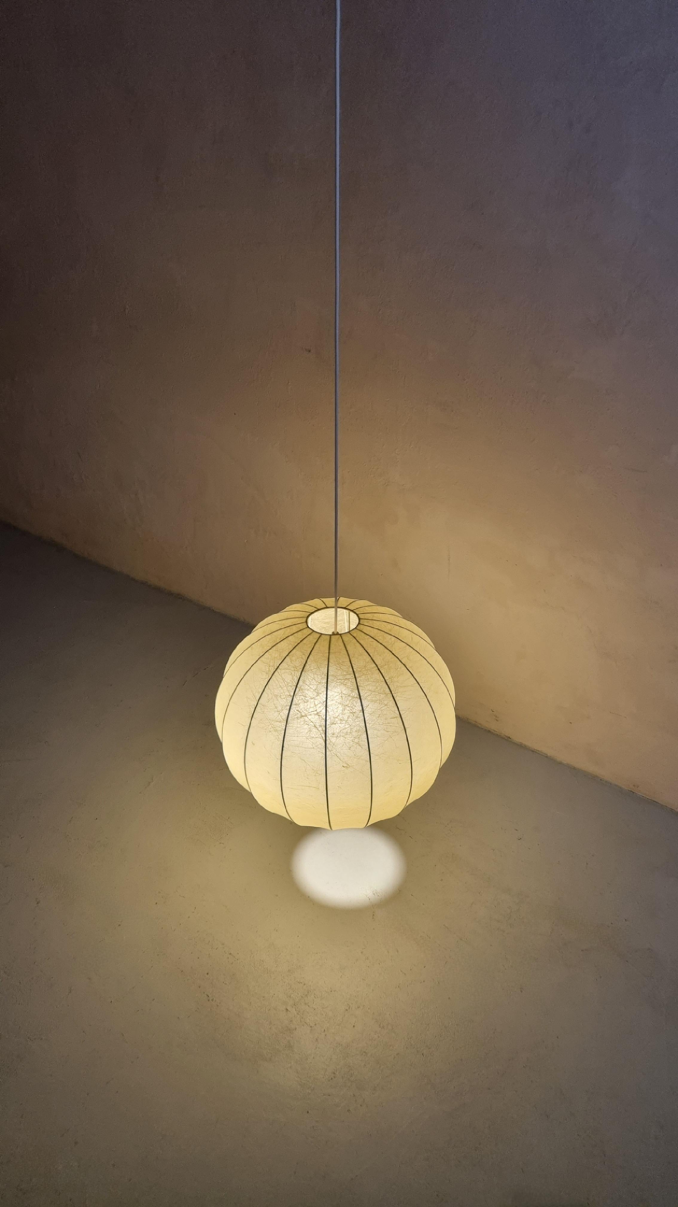 Grande lampada a sospensione Cocoon, manifattura italiana, anni '60 In condizioni buone in vendita a Arezzo, Italy