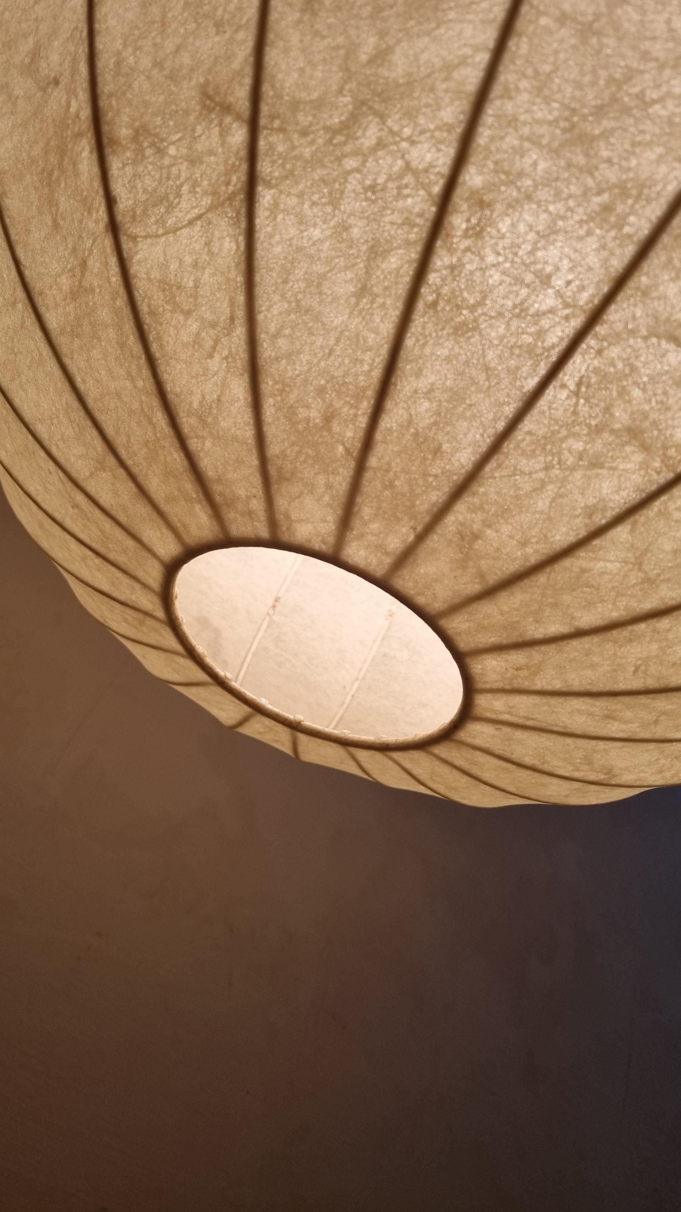 Metà XX secolo Grande lampada a sospensione Cocoon, manifattura italiana, anni '60 in vendita