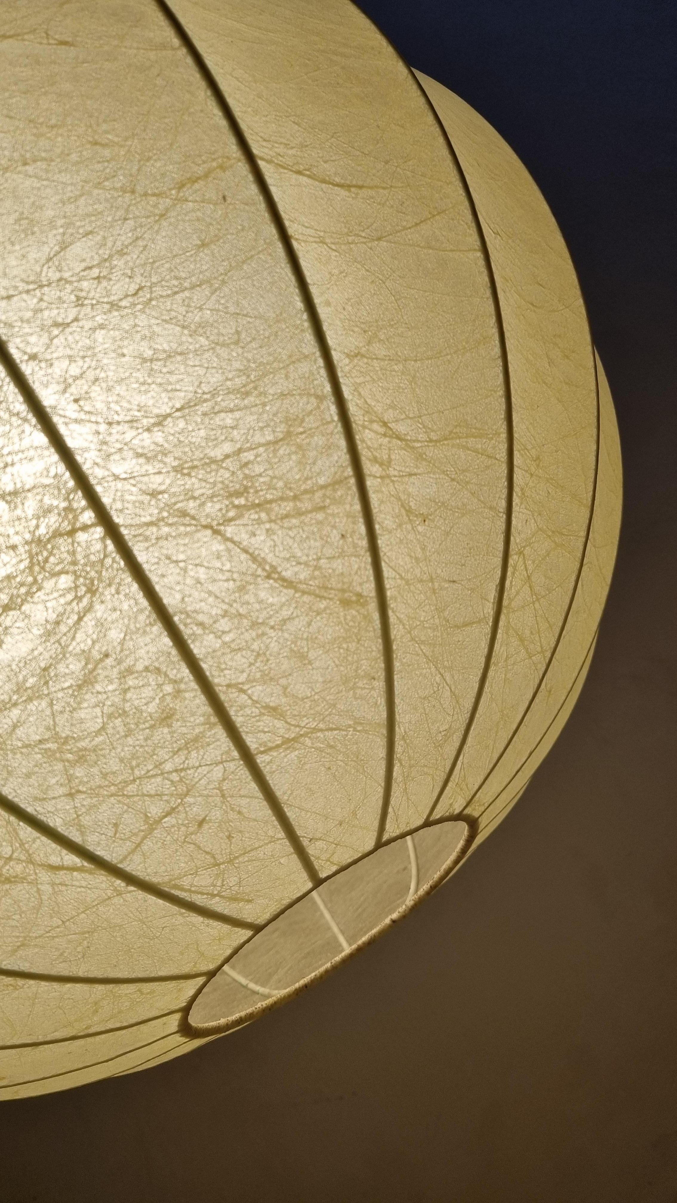 Metà XX secolo Grande lampada a sospensione Cocoon, manifattura italiana, anni '60 in vendita