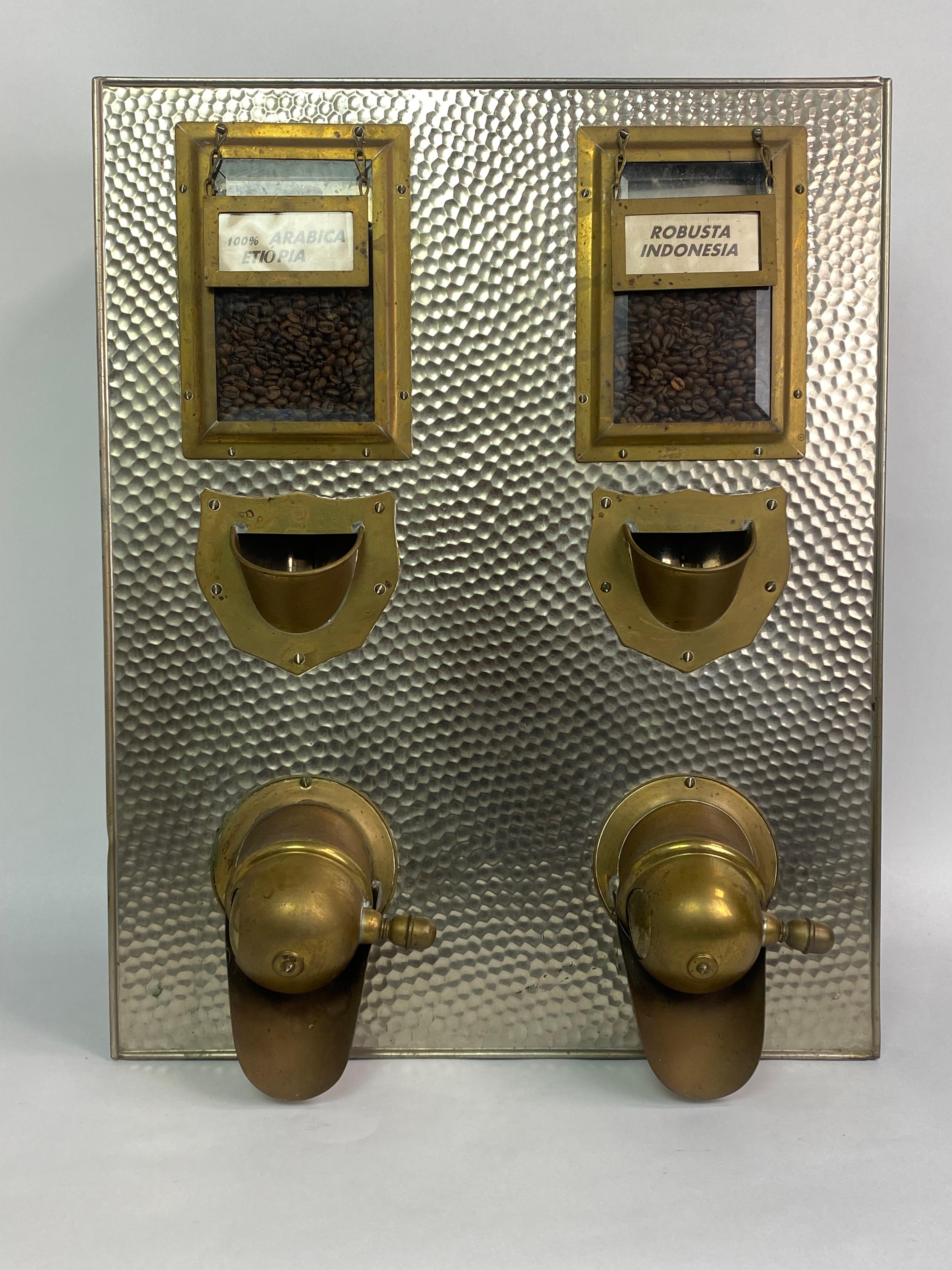 Gran dispensador de granos de café con decoración martillada en muy buen estado original con señales de uso.